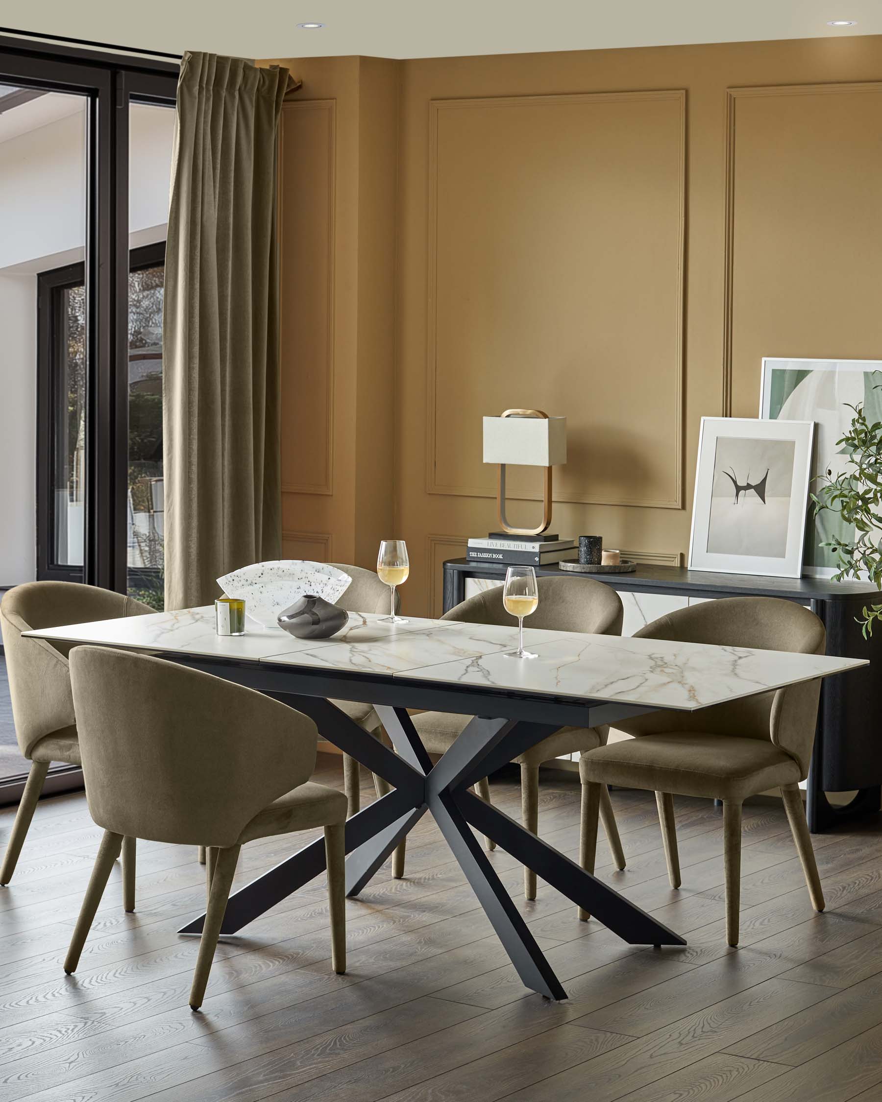 Table de salle à manger extensible Hayden en céramique naturelle mate, 6 à 8 places