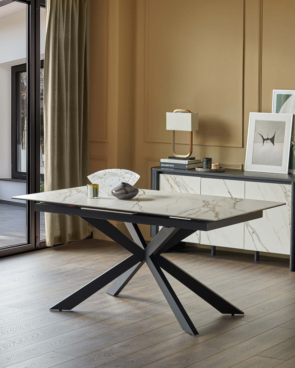 Table de salle à manger extensible Hayden en céramique naturelle mate, 6 à 8 places