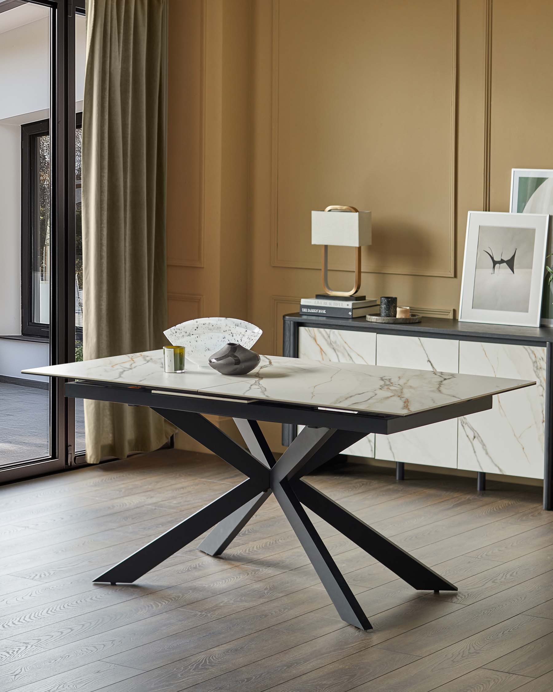 Table de salle à manger extensible Hayden en céramique naturelle mate, 6 à 8 places