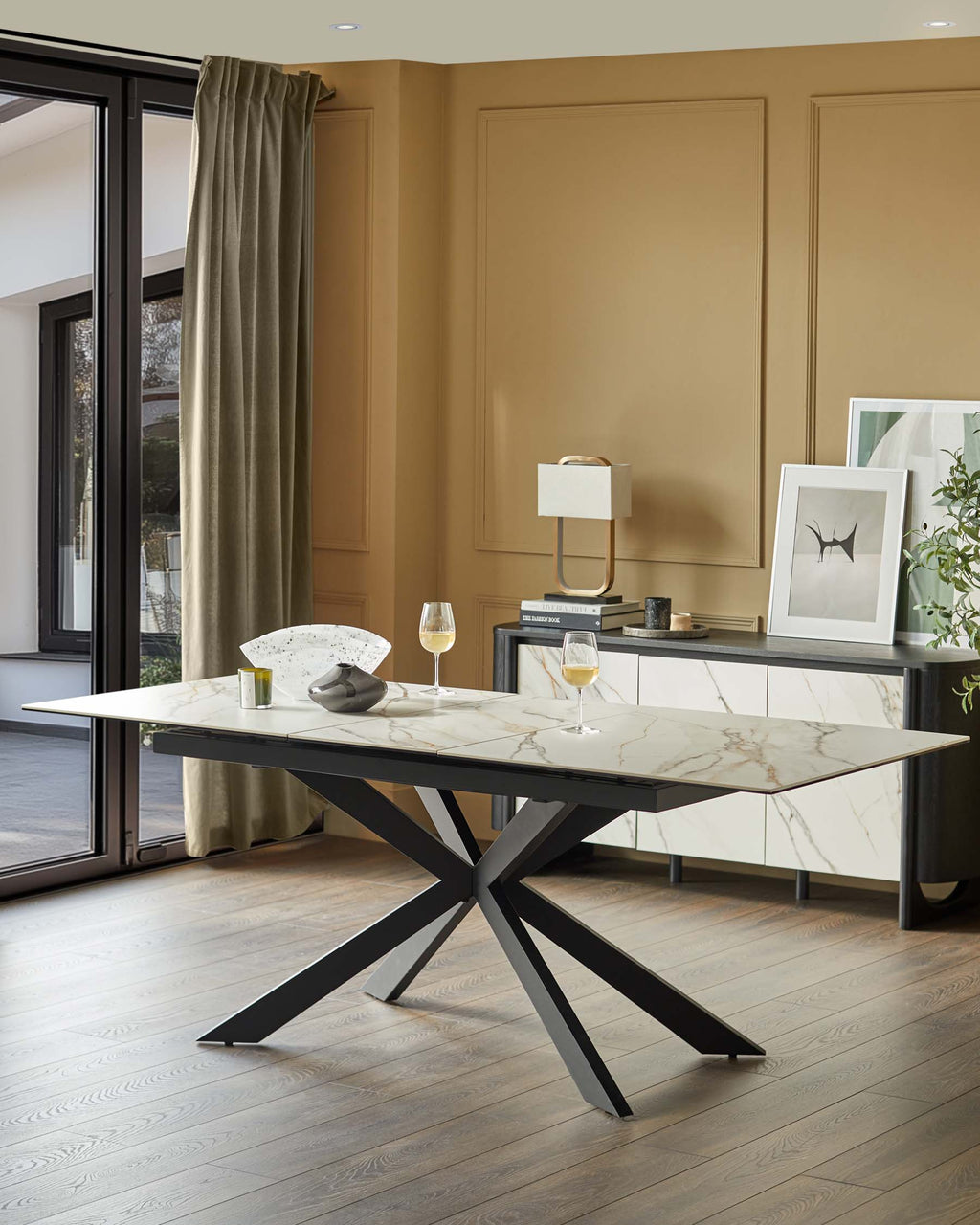 Table de salle à manger extensible Hayden en céramique naturelle mate, 6 à 8 places