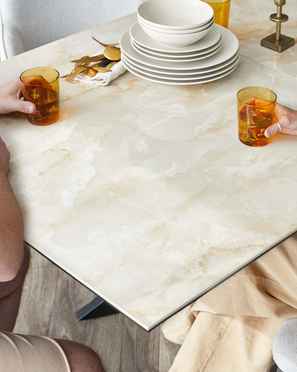 Table de salle à manger extensible Hayden en céramique naturelle, 6 à 8 places