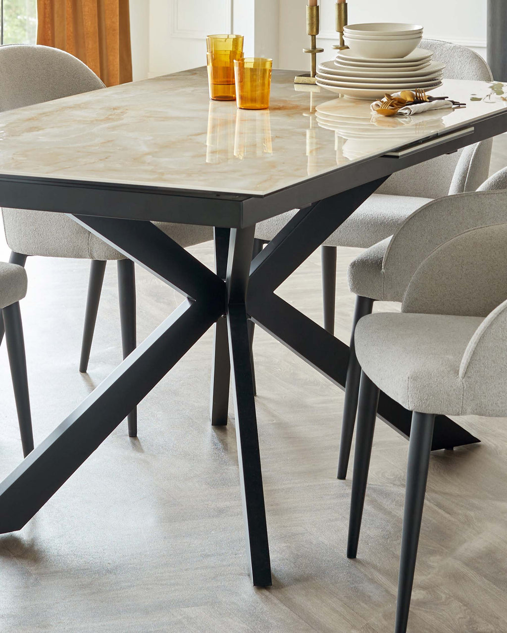 Table de salle à manger extensible Hayden en céramique naturelle, 6 à 8 places