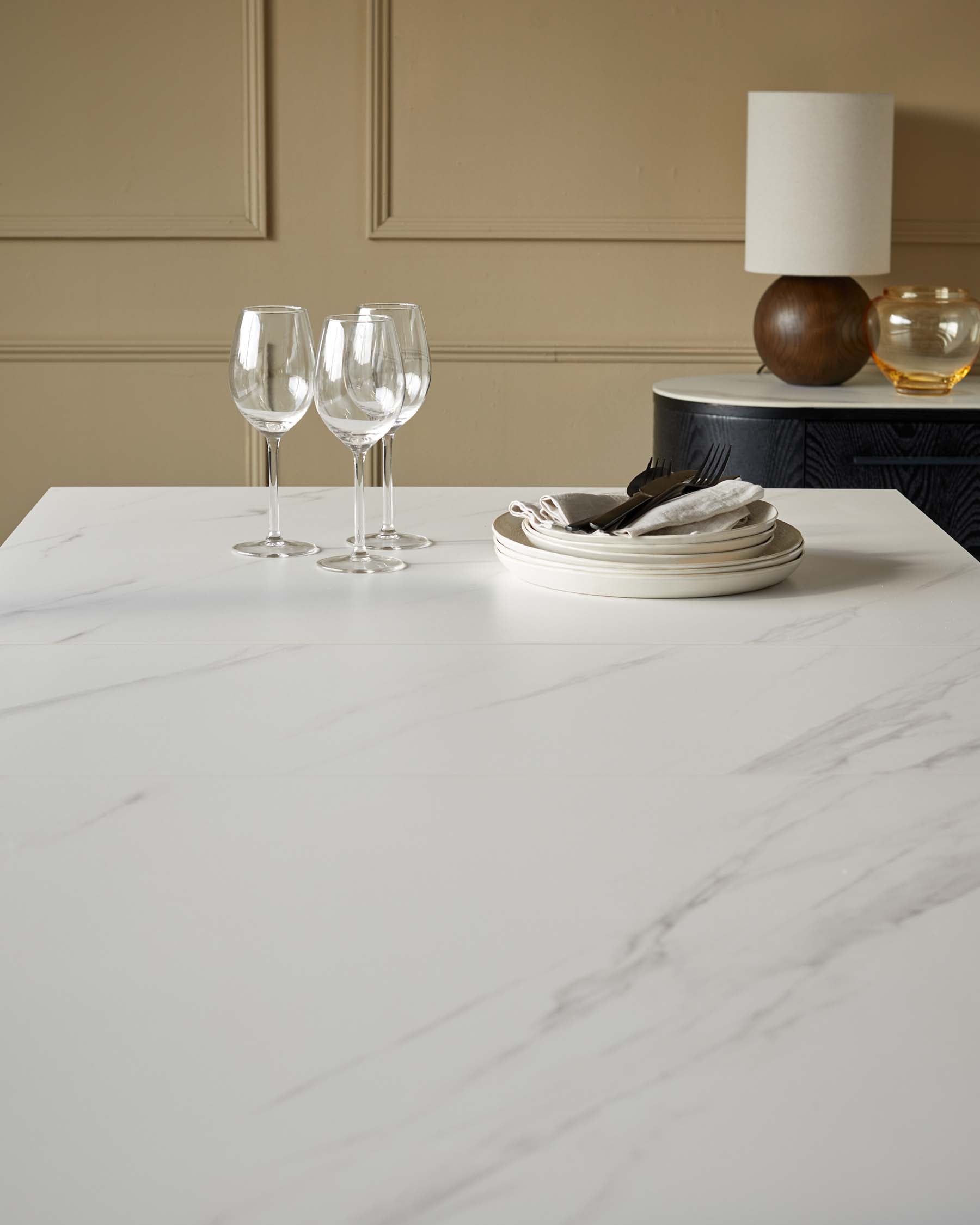 Table de salle à manger Hayden 6-8 en céramique blanche avec 6 chaises de salle à manger Serena en velours peluche champagne