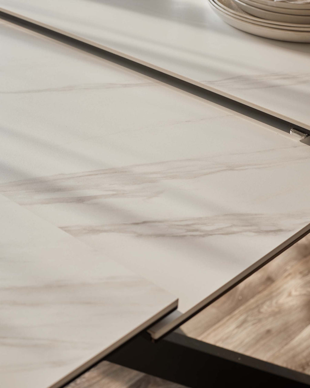 Table de salle à manger Hayden 6-8 en céramique blanche avec 6 chaises de salle à manger Serena en velours peluche champagne