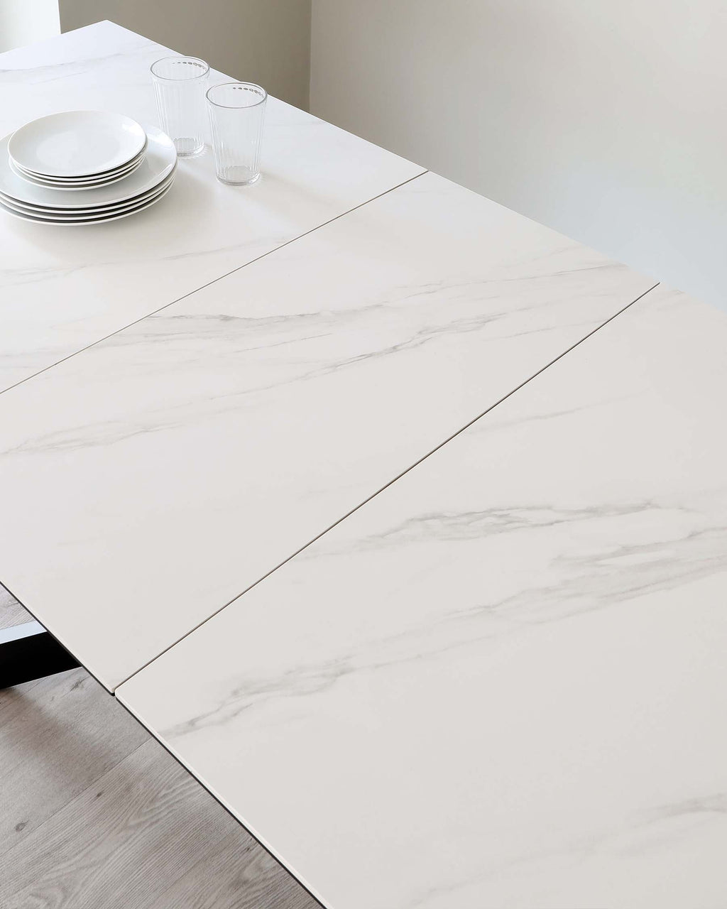 Table de salle à manger extensible Hayden en céramique blanche marbrée, 6 à 8 places