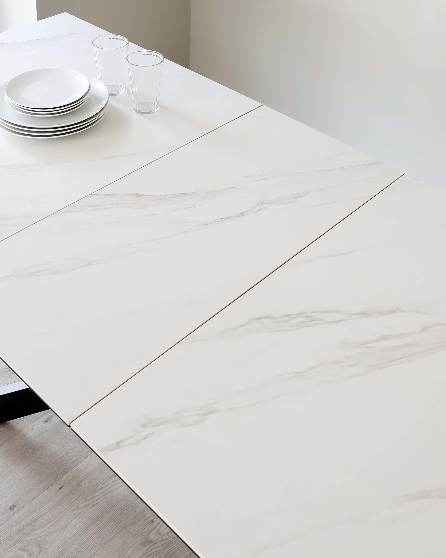 Table de salle à manger extensible Hayden en céramique blanche marbrée, 6 à 8 places