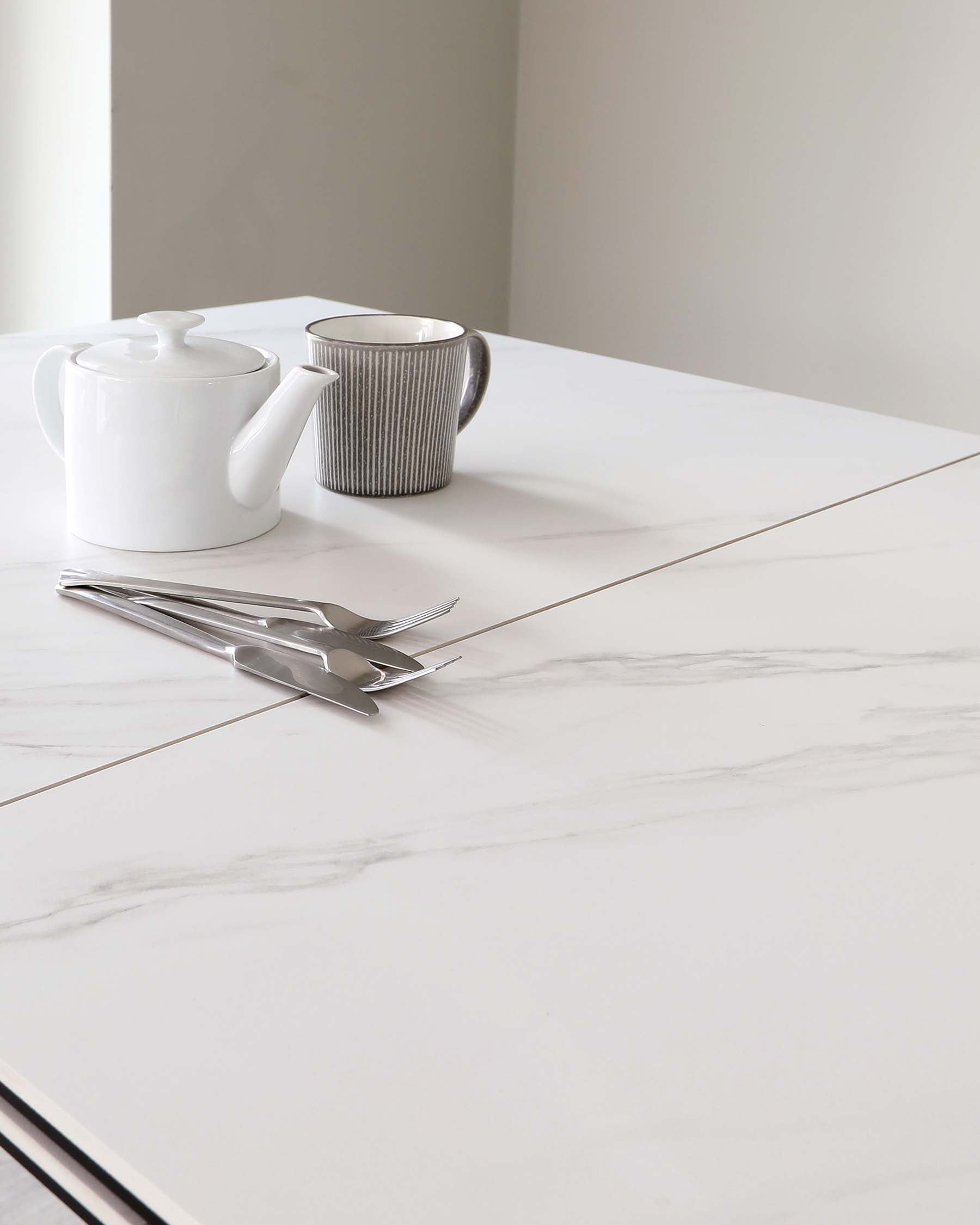 Table de salle à manger extensible Hayden en céramique blanche marbrée, 6 à 8 places