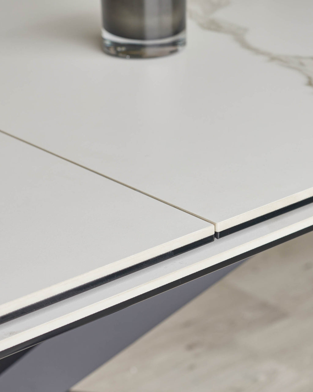 Table de salle à manger extensible Hayden en céramique blanche, 8 à 10 places