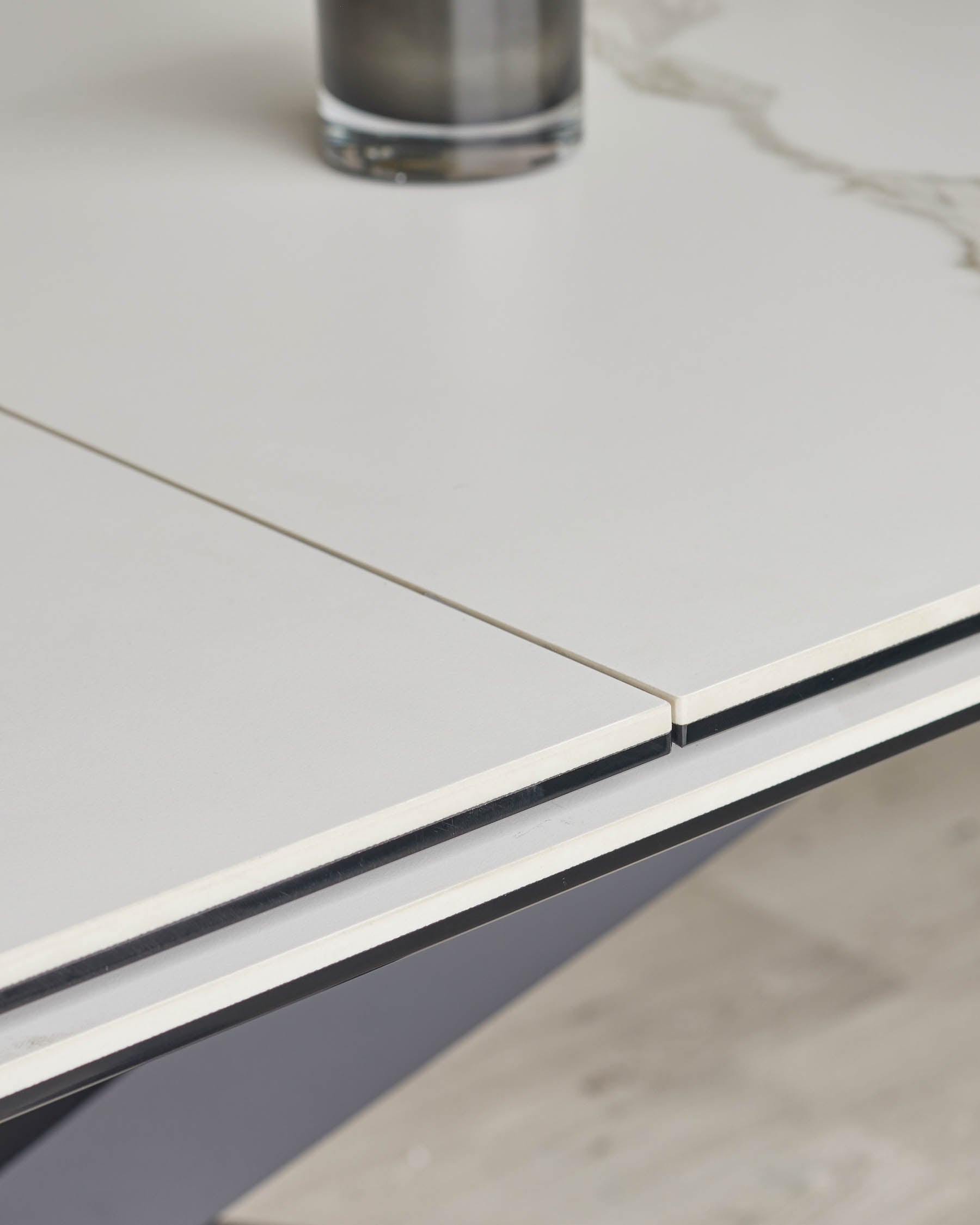 Table de salle à manger extensible Hayden en céramique blanche, 8 à 10 places