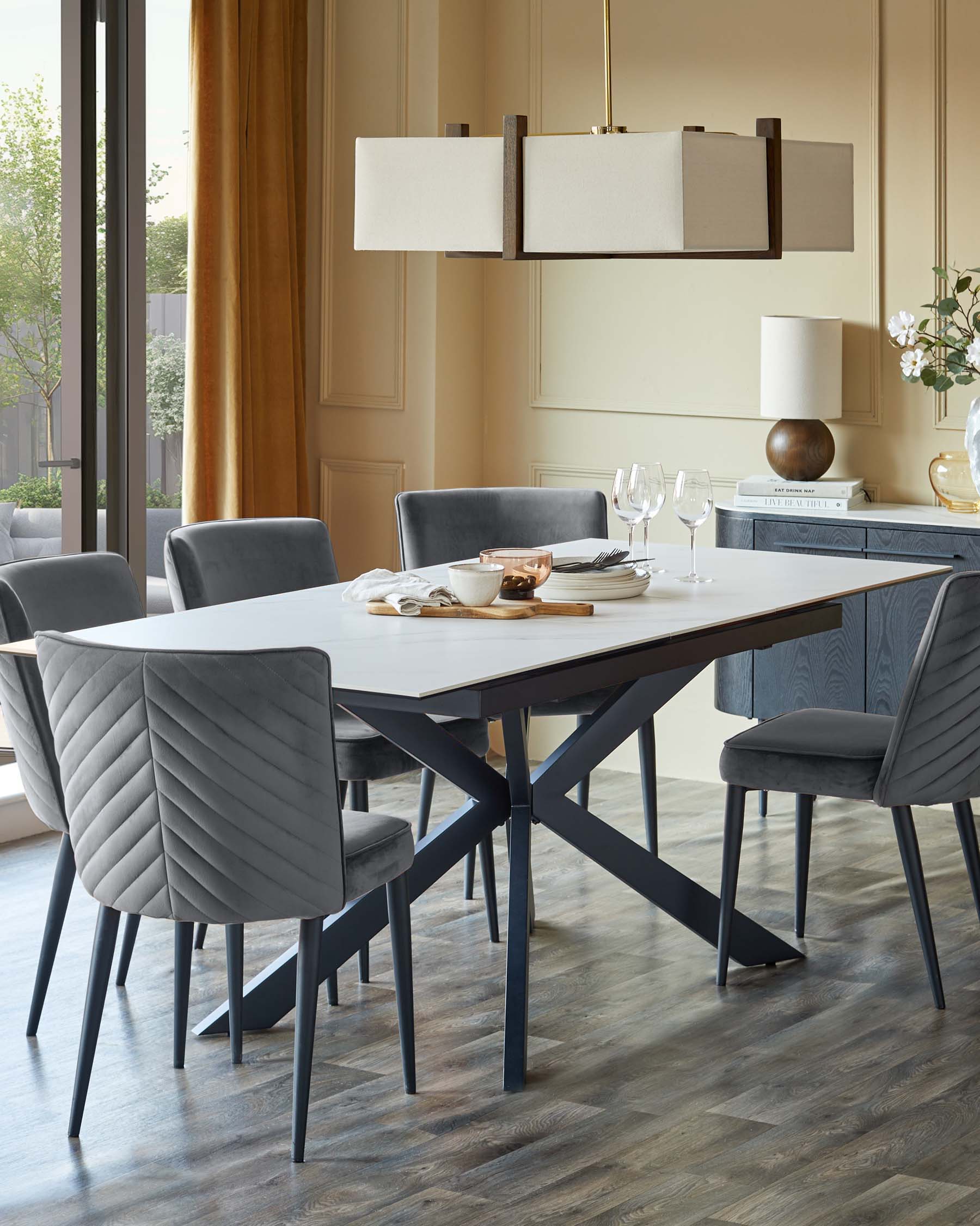 Chaise de salle à manger Serena en velours gris foncé