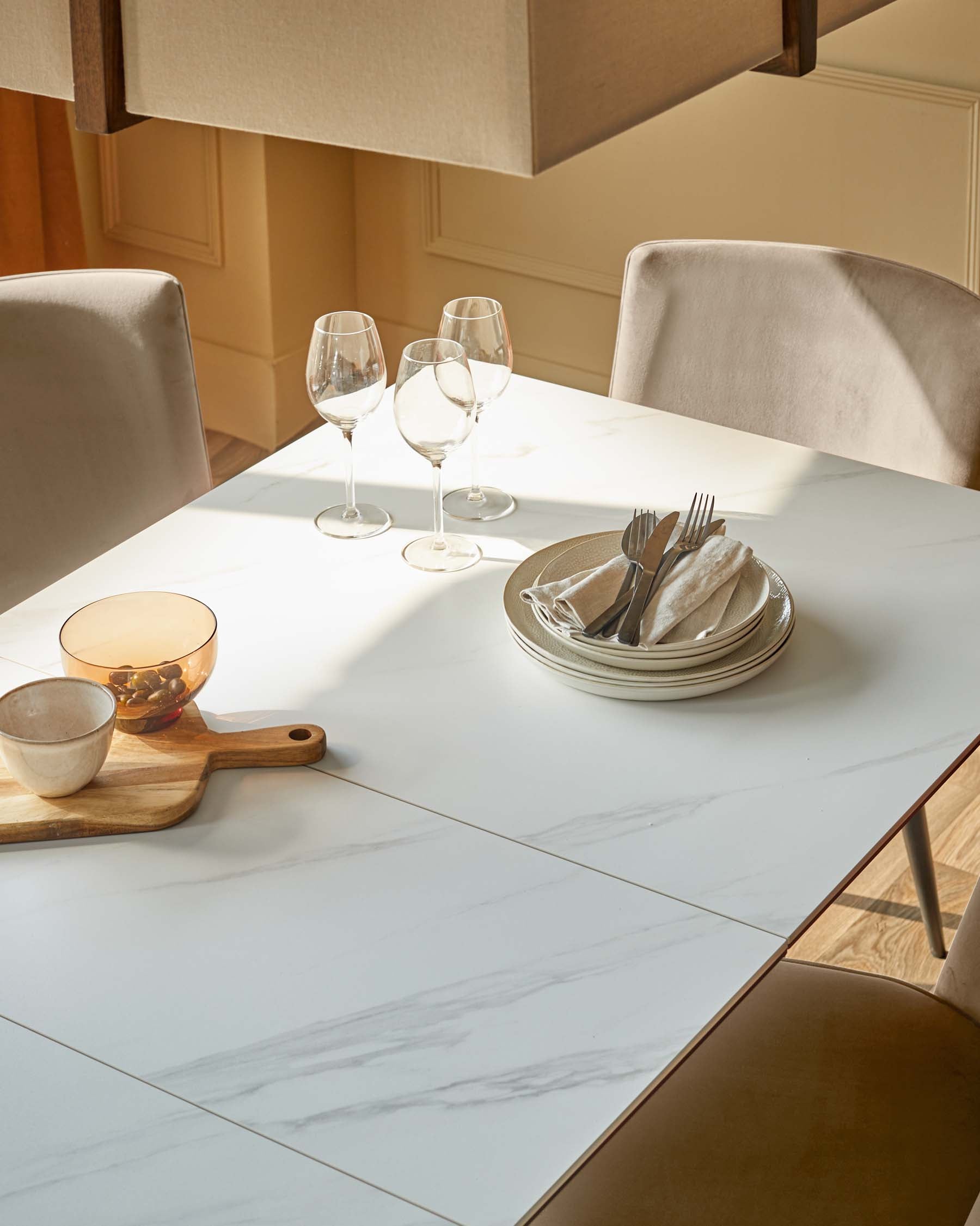 Table de salle à manger Hayden 6-8 en céramique blanche avec 6 chaises de salle à manger Serena en velours peluche champagne