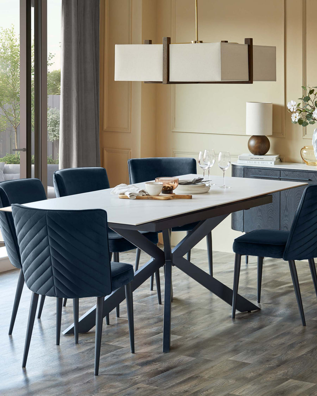 Chaise de salle à manger Serena en velours bleu foncé