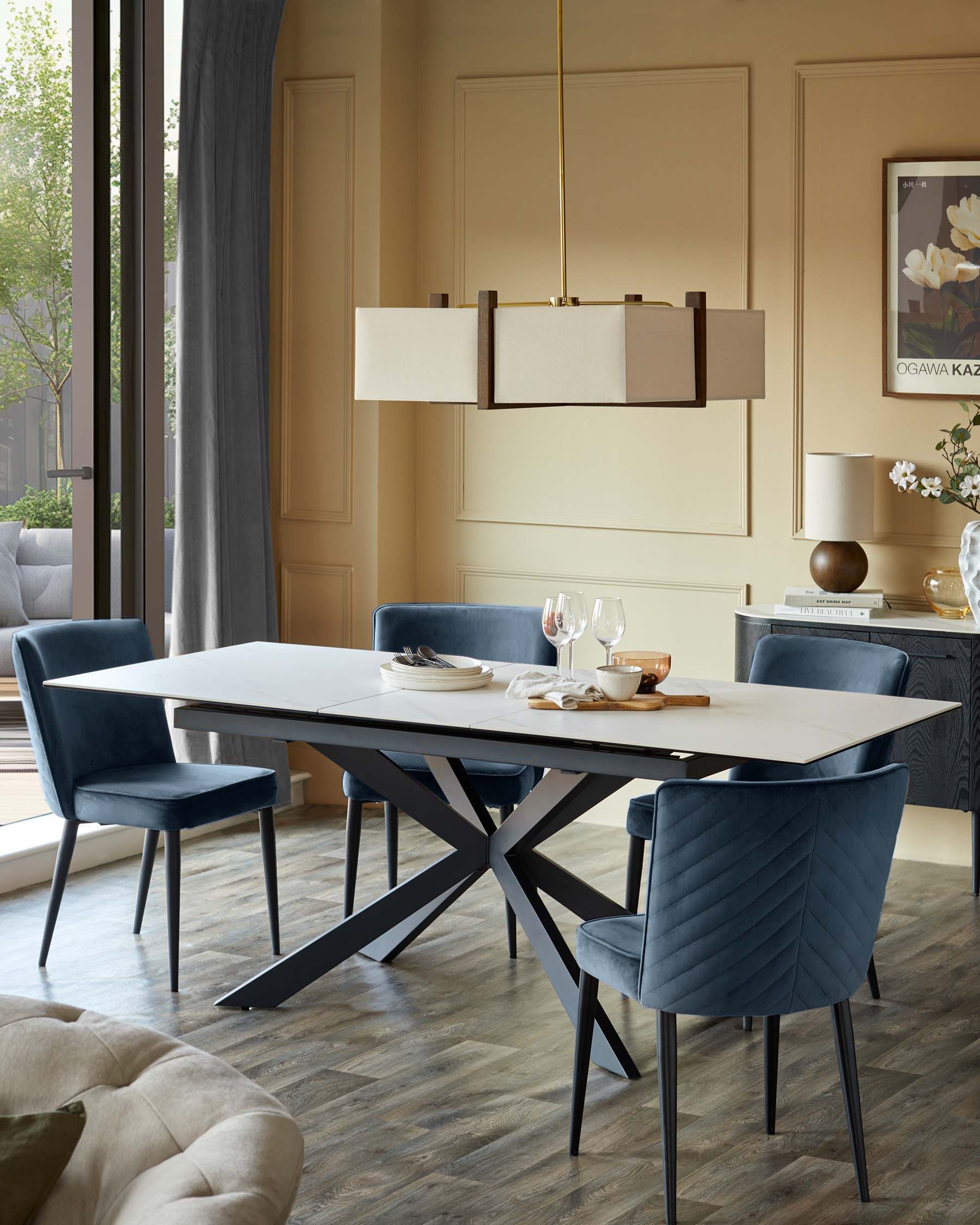 Chaise de salle à manger Serena en velours bleu foncé