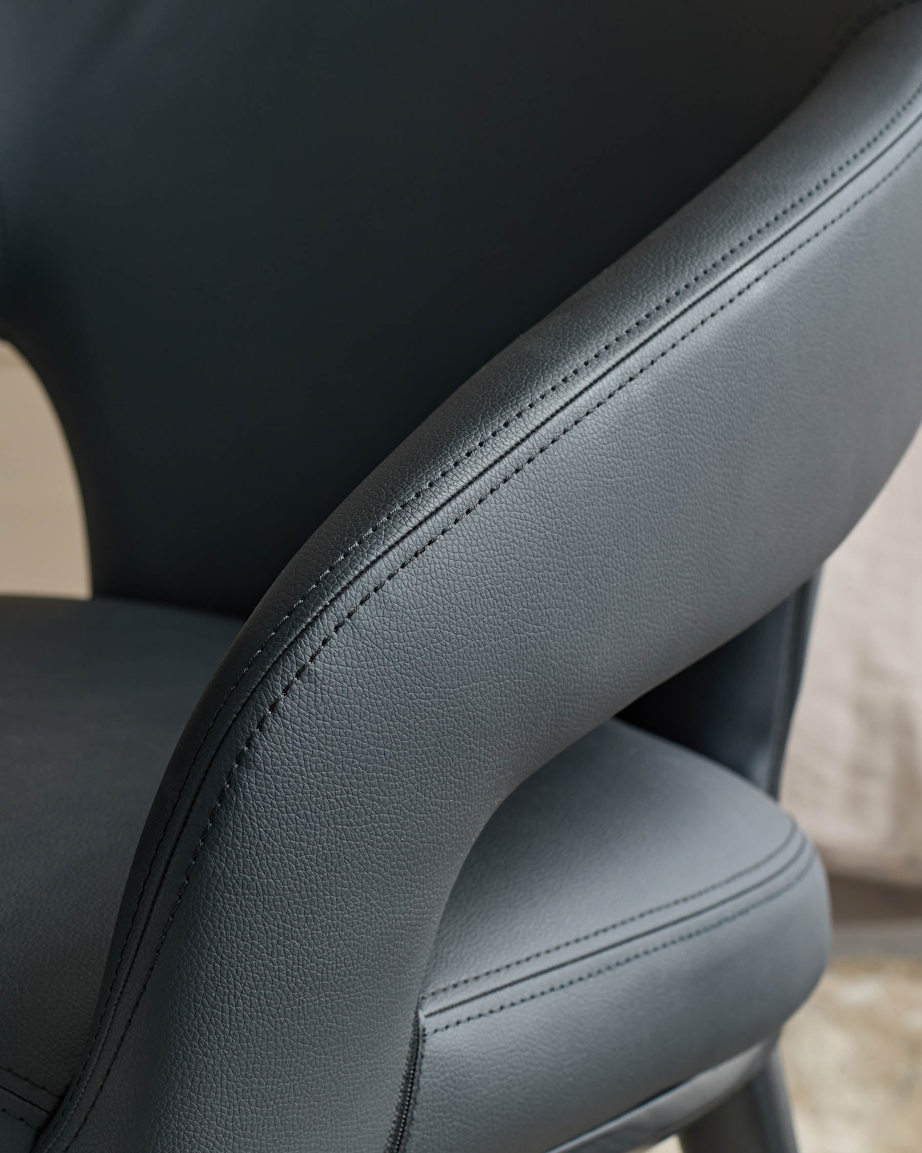 Chaise de salle à manger Heath en similicuir noir