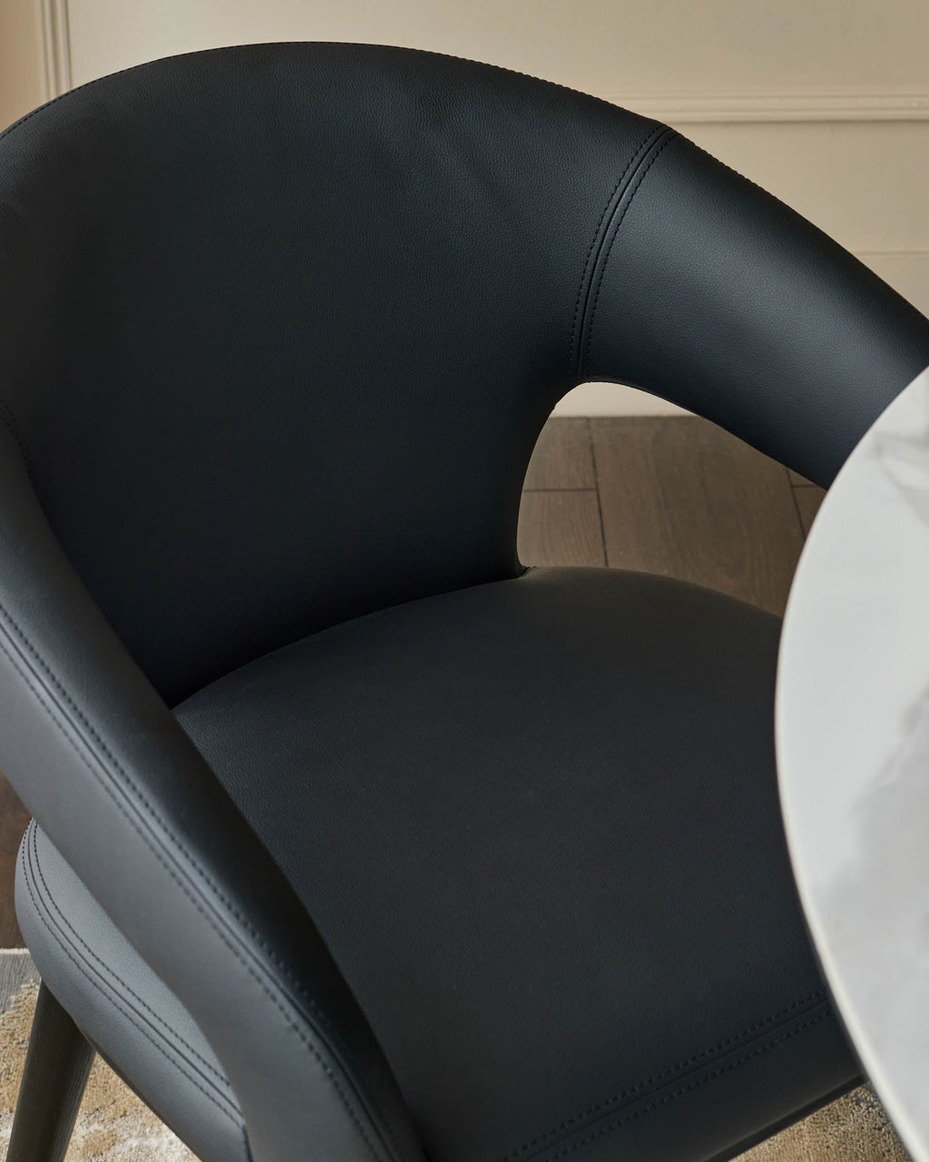 Chaise de salle à manger Heath en similicuir noir