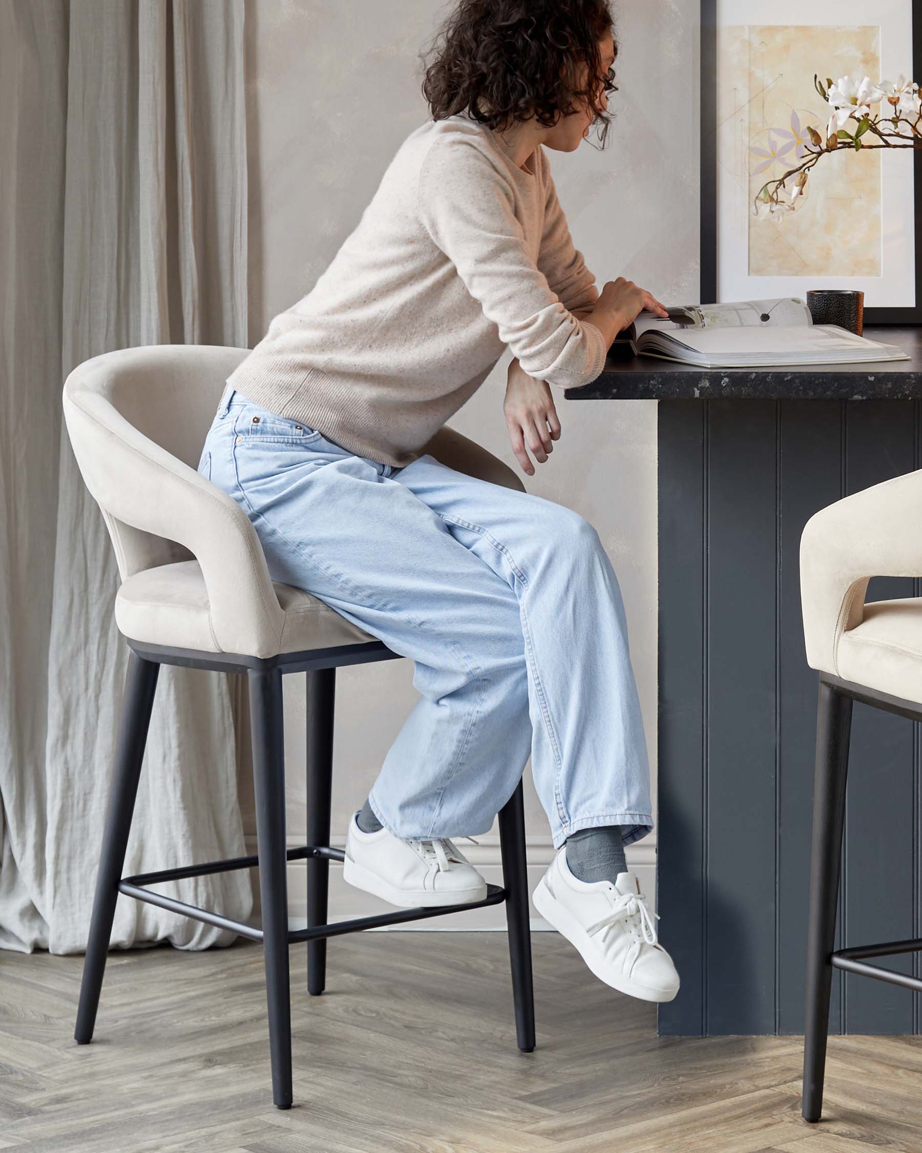 Tabouret de bar Heath Champagne en velours peluche et bois noir