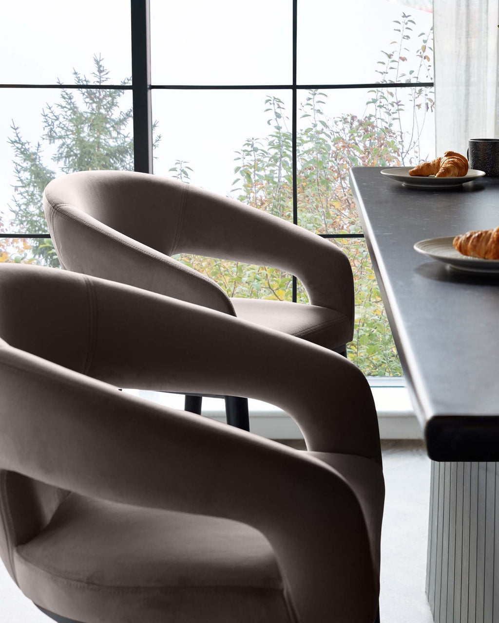 Tabouret de bar Heath Mocha en velours peluche et bois noir