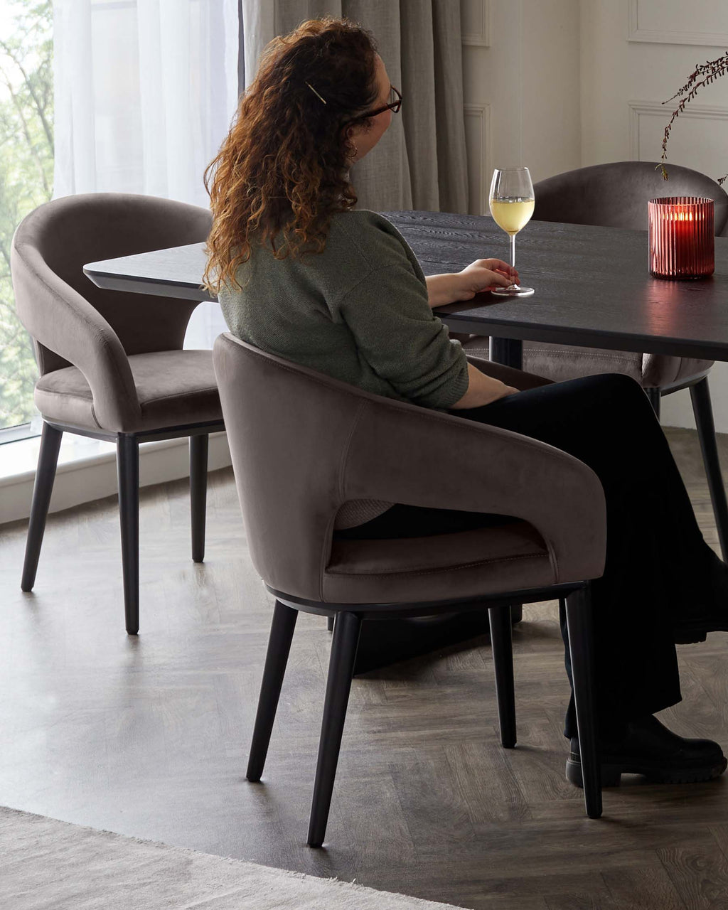Chaise de salle à manger Heath Mocha en velours peluche et bois noir