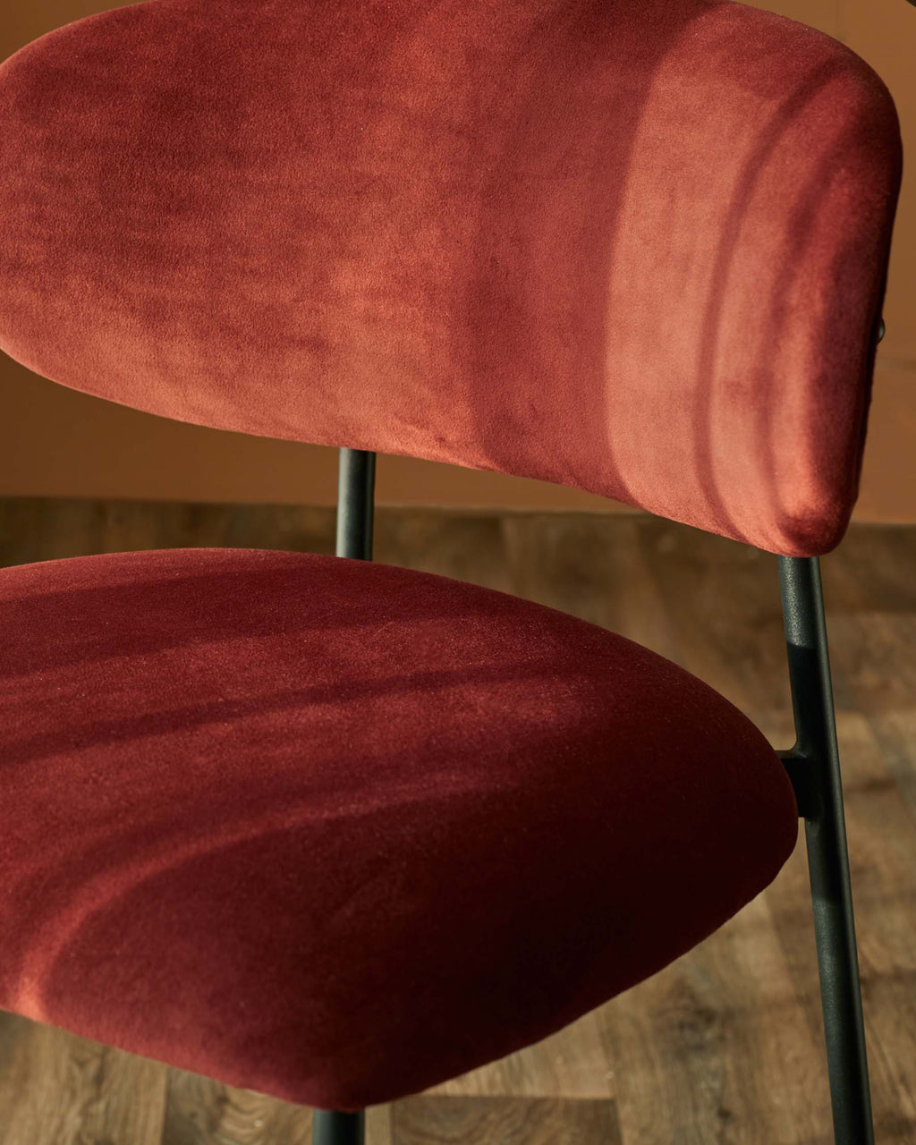 Chaise de salle à manger Cree en velours rouge caramel