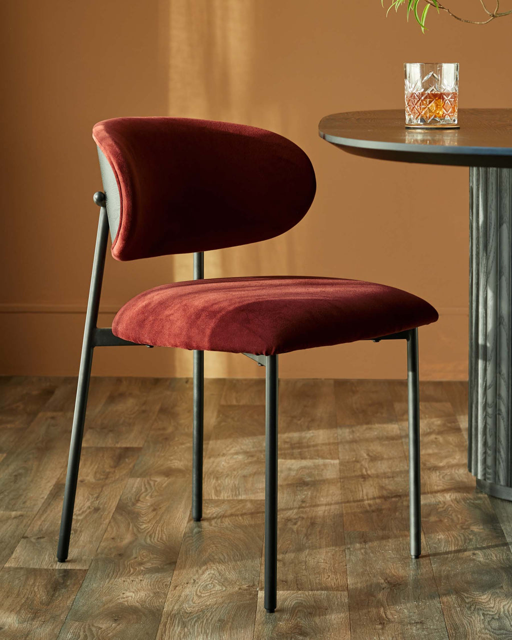 Chaise de salle à manger Cree en velours rouge caramel