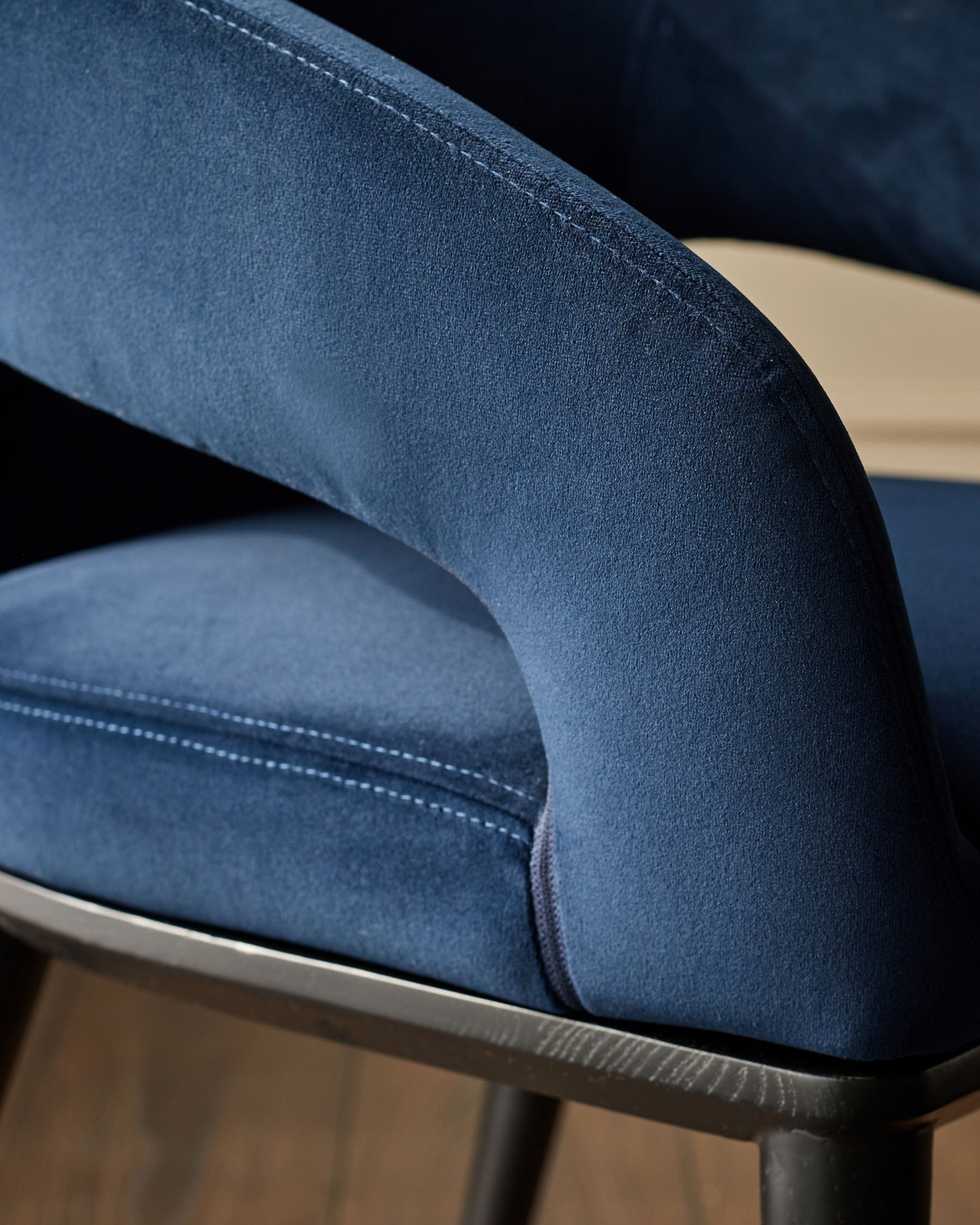 Chaise de salle à manger Heath en velours recyclé bleu marine