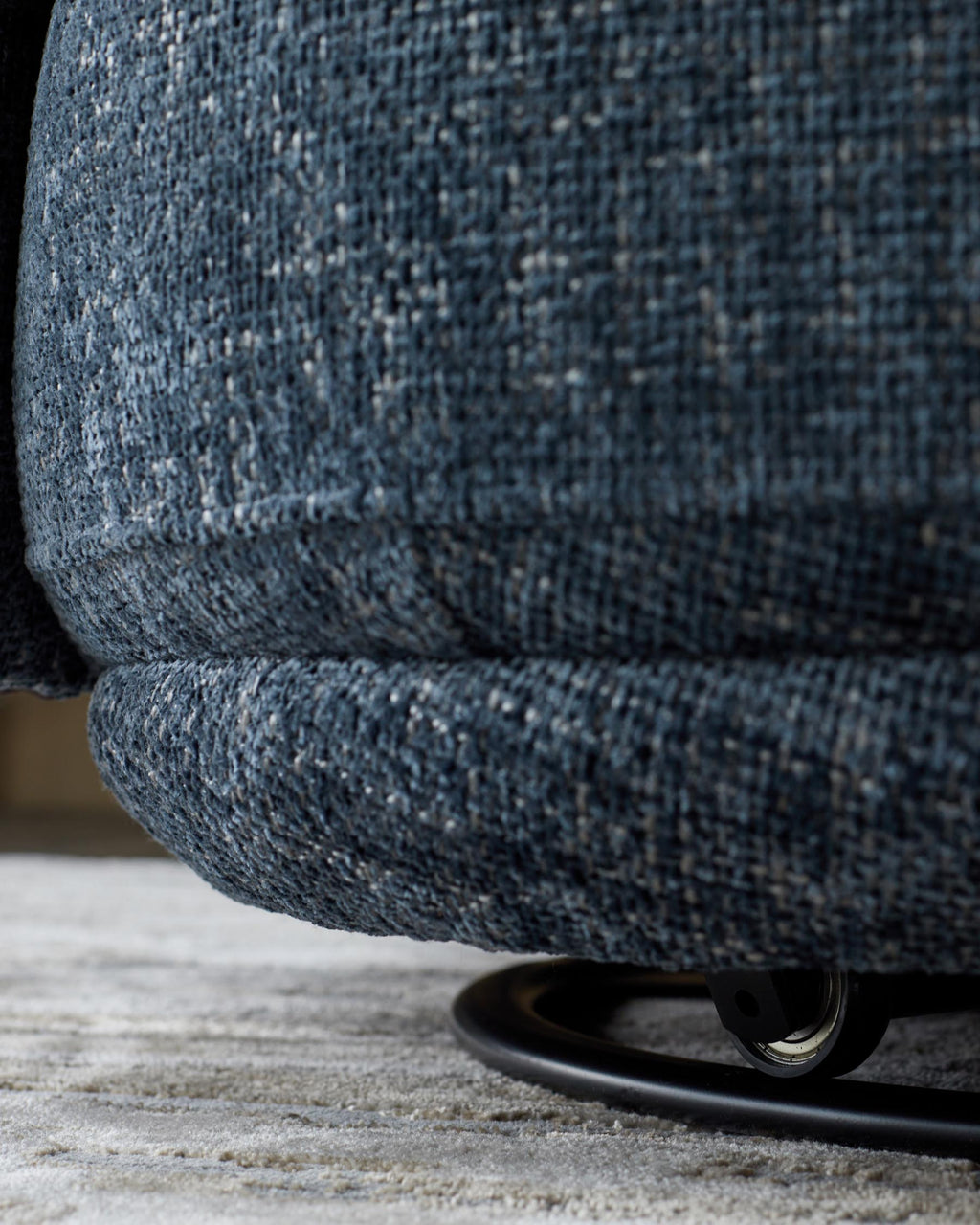 Canapé pivotant deux places Henry bleu foncé à grosses mailles