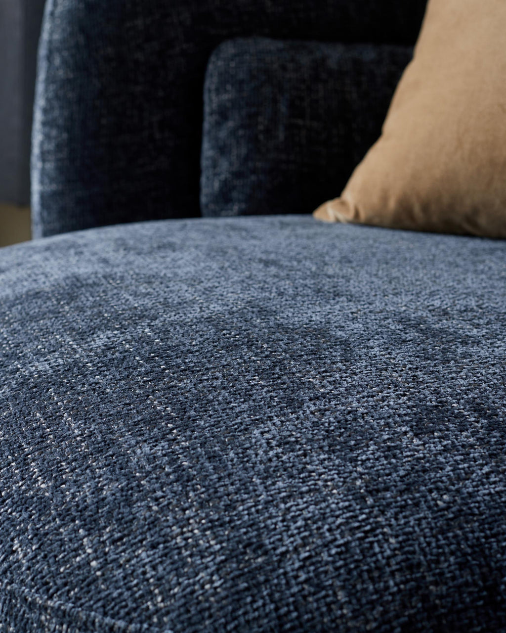 Canapé pivotant deux places Henry bleu foncé à grosses mailles