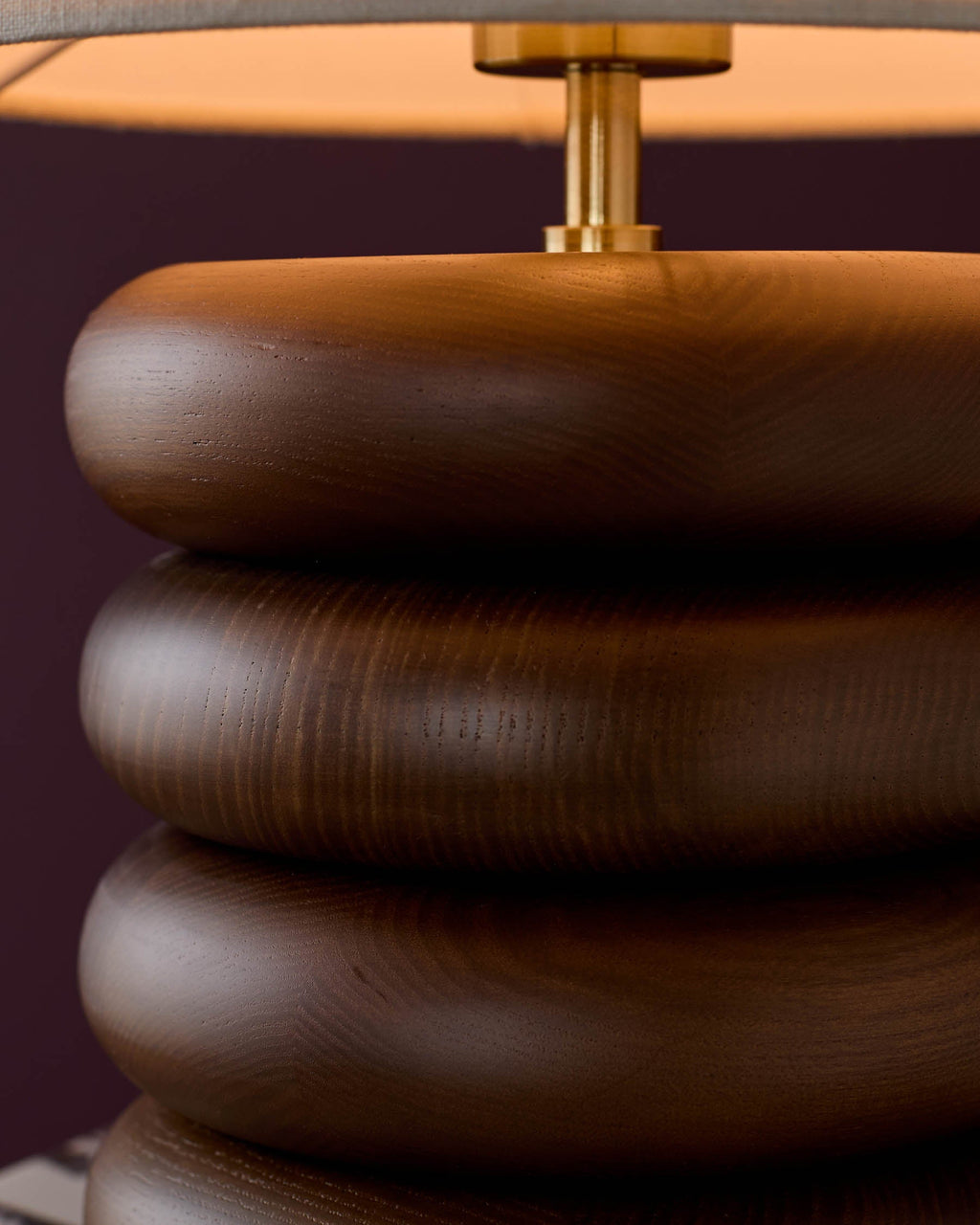 Lampe de table Hepworth en lin naturel et bois foncé