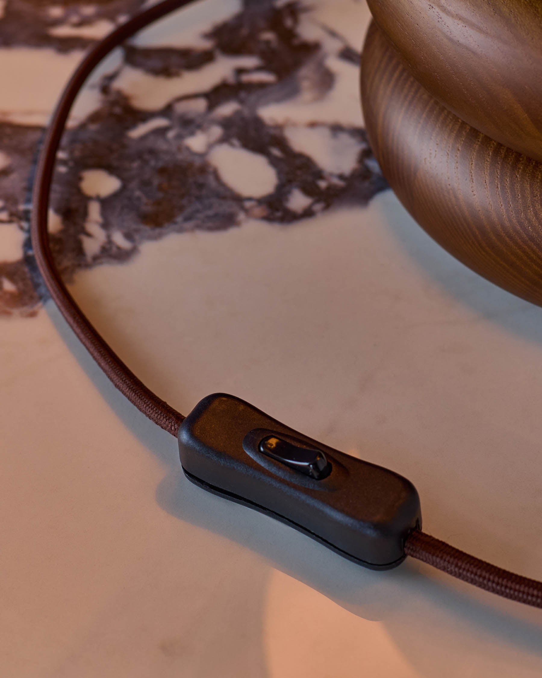 Lampe de table Hepworth en lin naturel et bois foncé