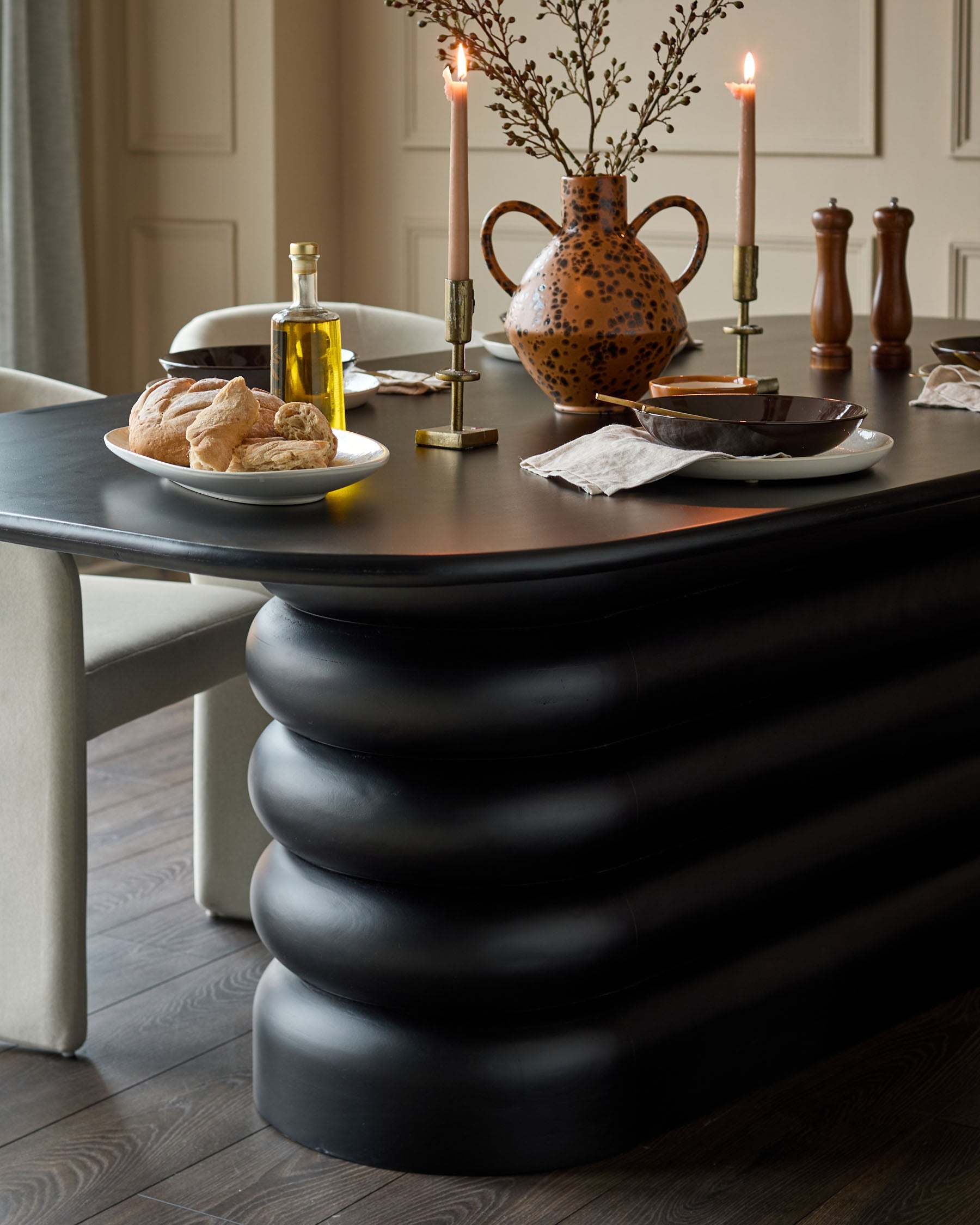Table de salle à manger Hepworth en bois noir pour 8 personnes