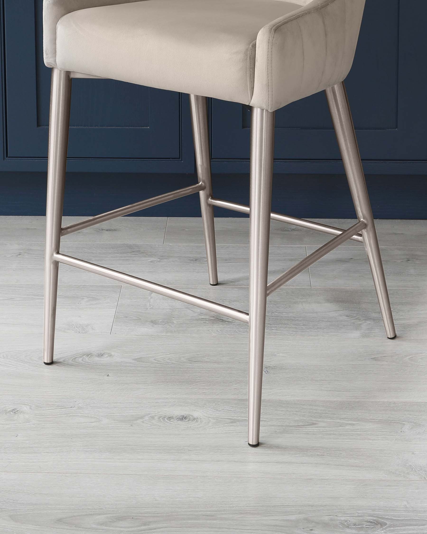 Tabouret de bar Juliana en velours champagne avec structure en acier inoxydable