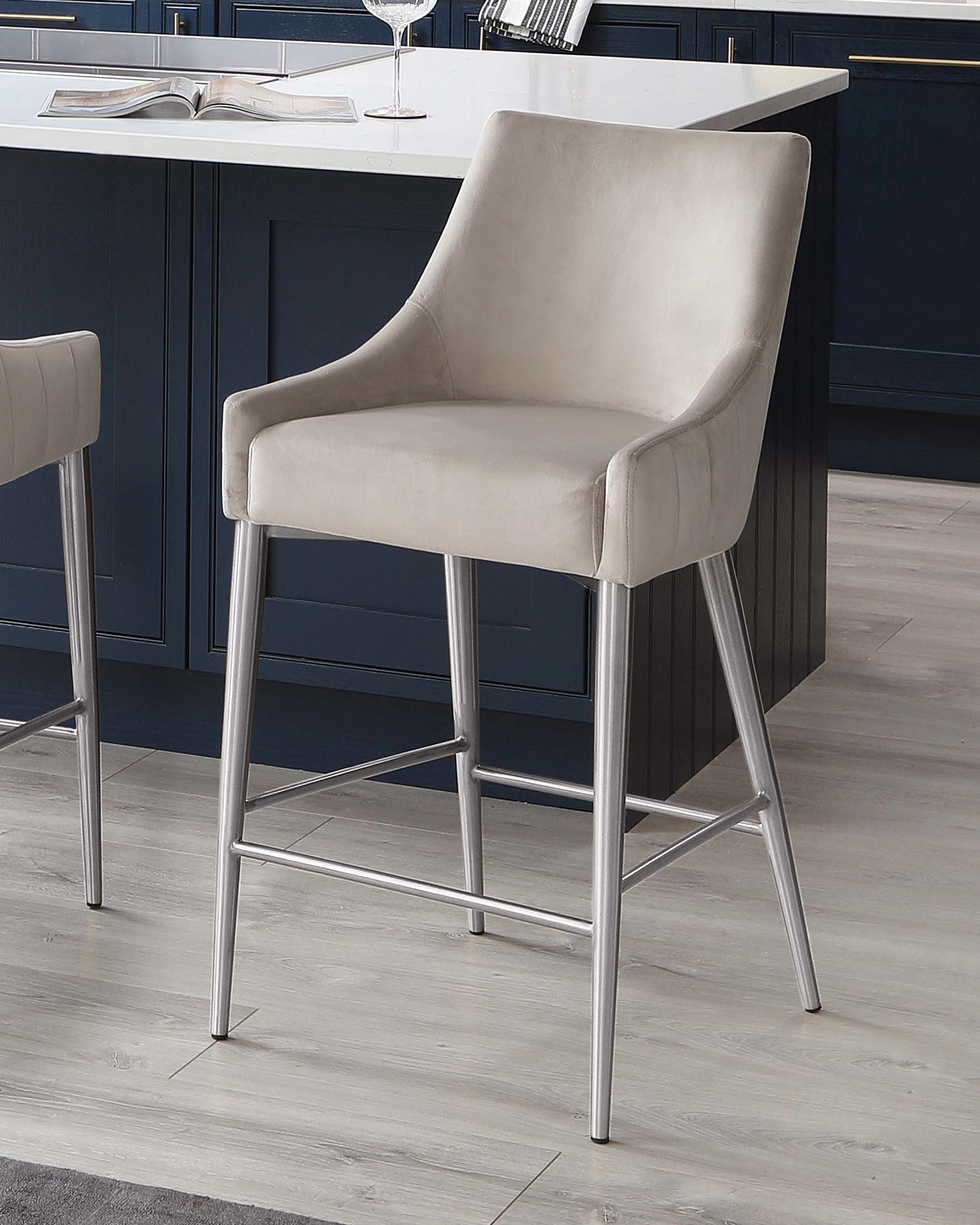 Tabouret de bar Juliana en velours champagne avec structure en acier inoxydable