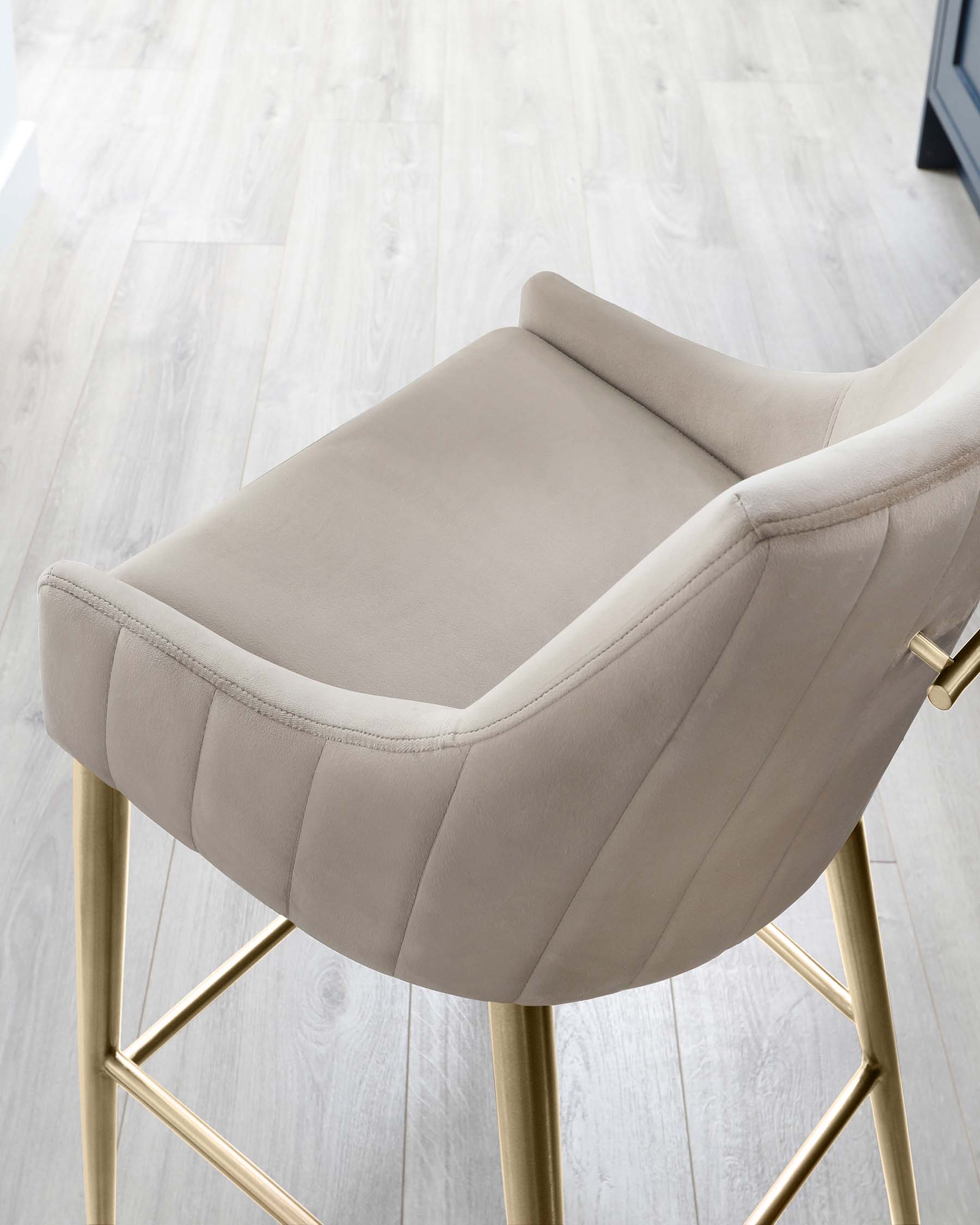 Tabouret de bar Juliana en velours champagne et laiton brossé