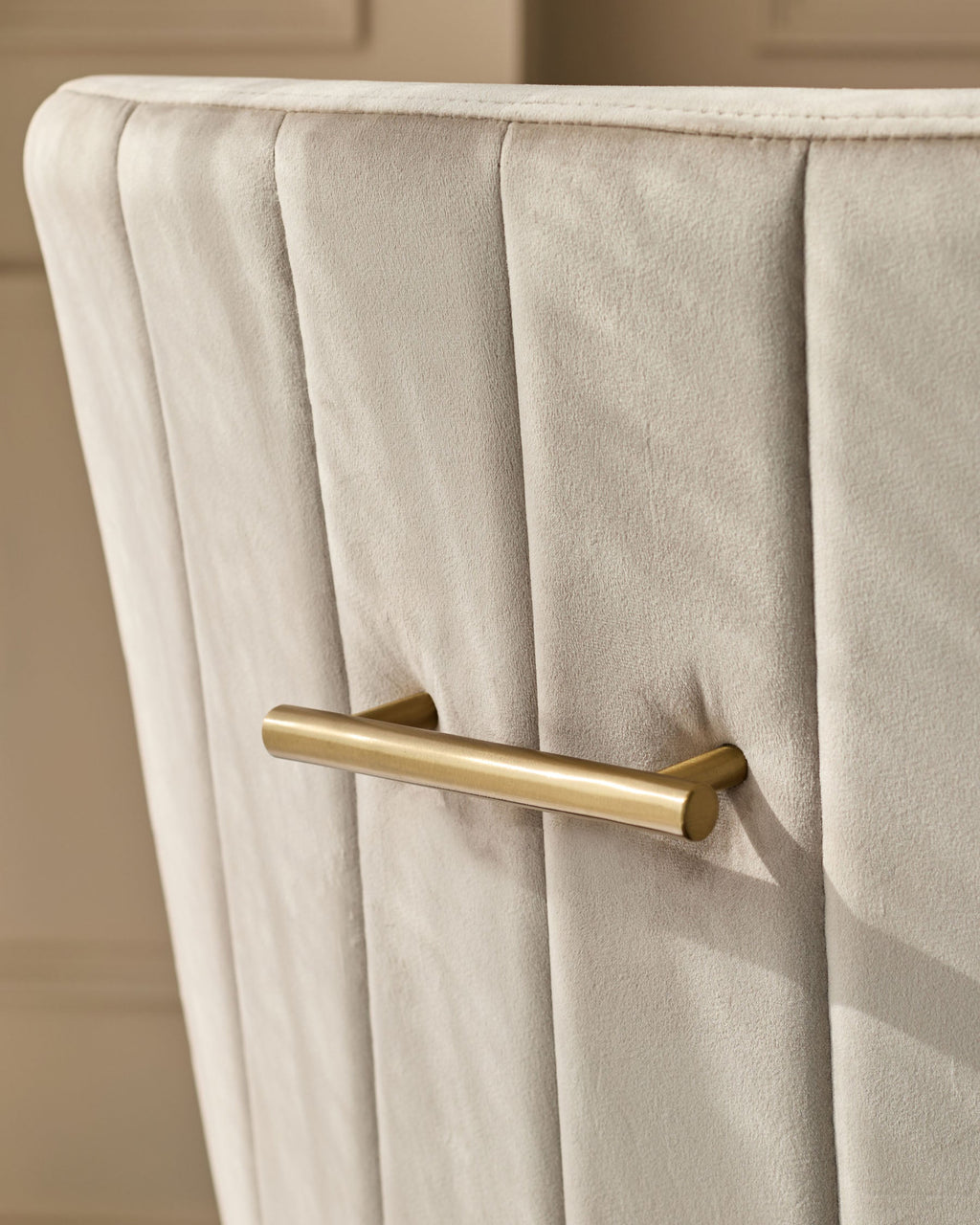 Chaise de salle à manger Juliana en velours champagne avec laiton brossé