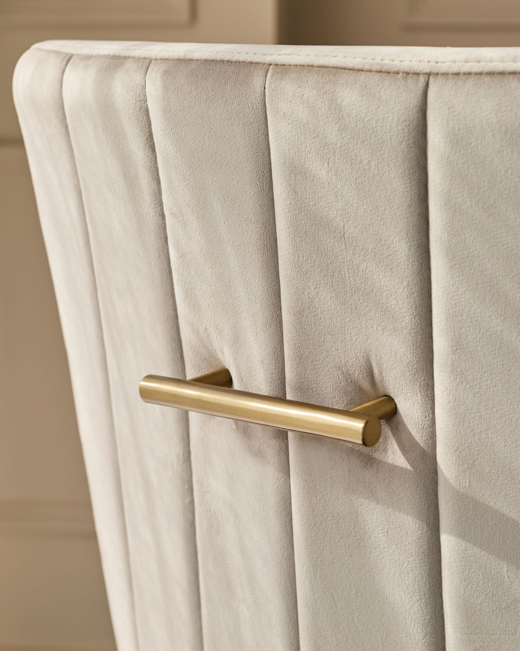 Chaise de salle à manger Juliana en velours champagne avec laiton brossé