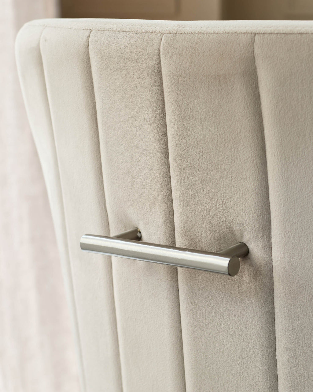 Chaise de salle à manger Juliana en velours champagne avec structure en acier inoxydable