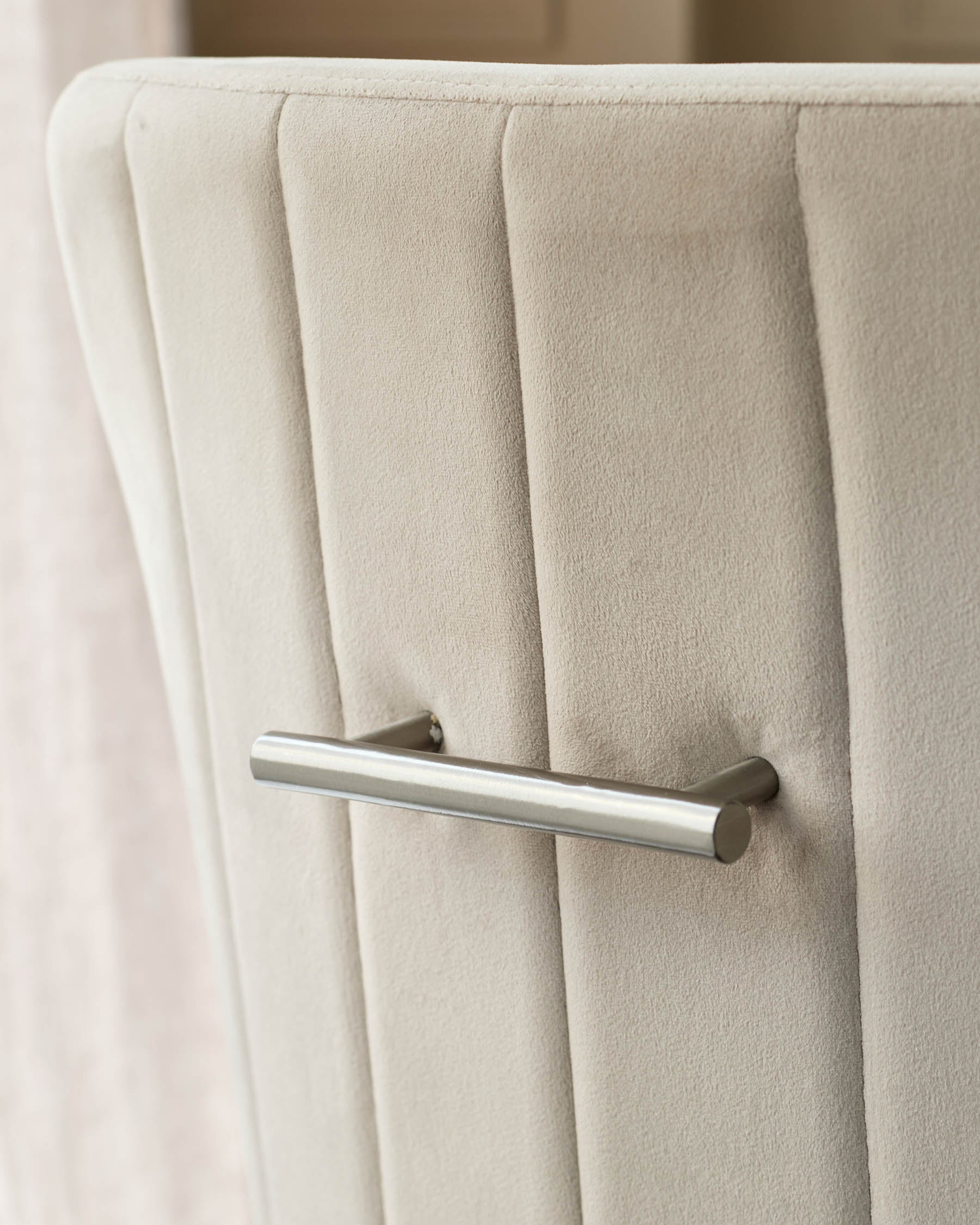 Chaise de salle à manger Juliana en velours champagne avec structure en acier inoxydable