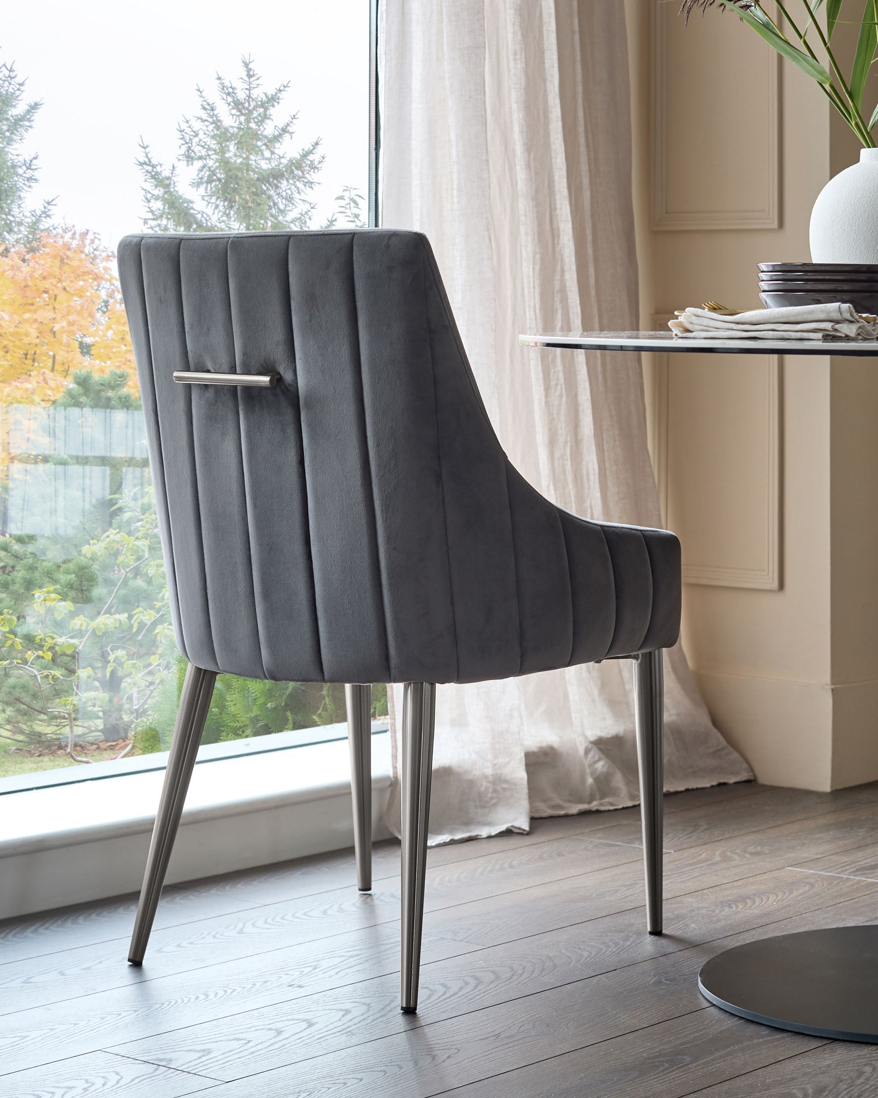 Chaise de salle à manger Juliana en velours gris foncé avec structure en acier inoxydable