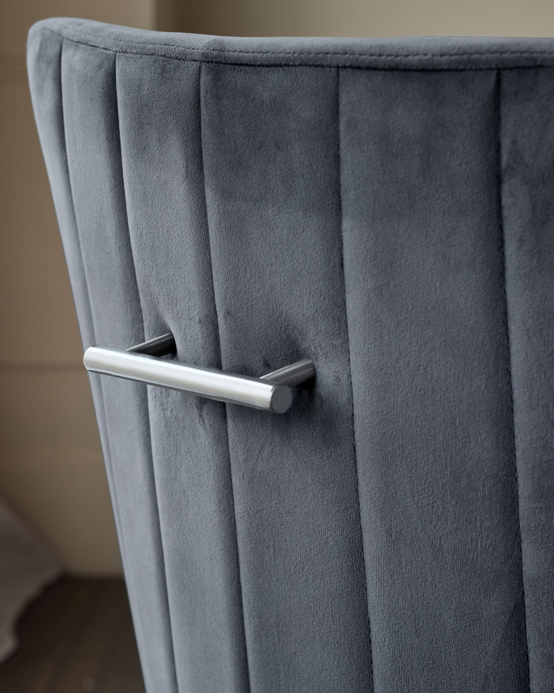 Chaise de salle à manger Juliana en velours gris foncé avec structure en acier inoxydable