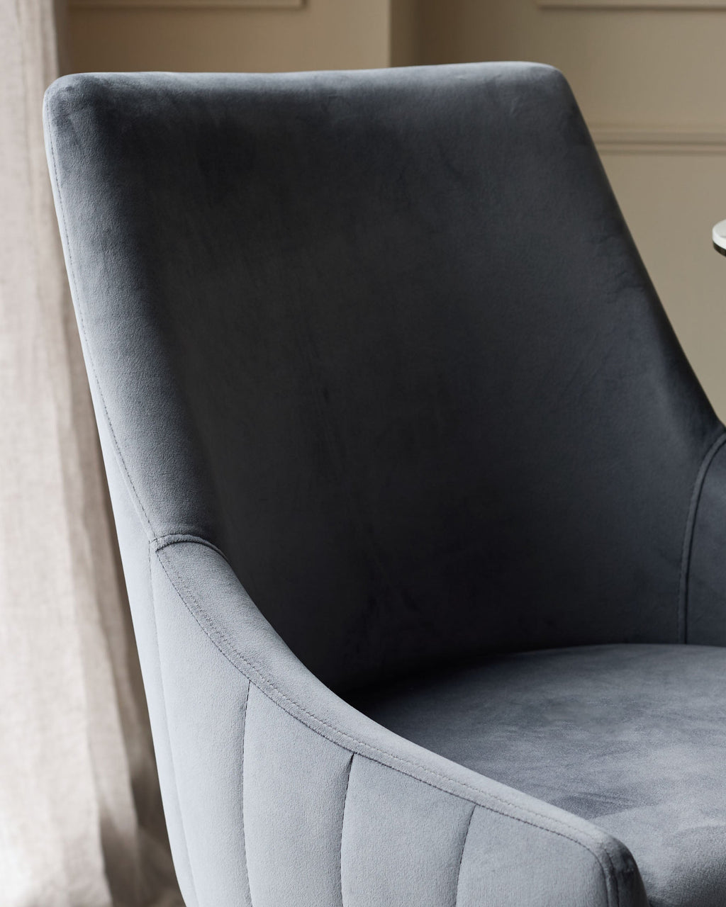 Chaise de salle à manger Juliana en velours gris foncé avec structure en acier inoxydable