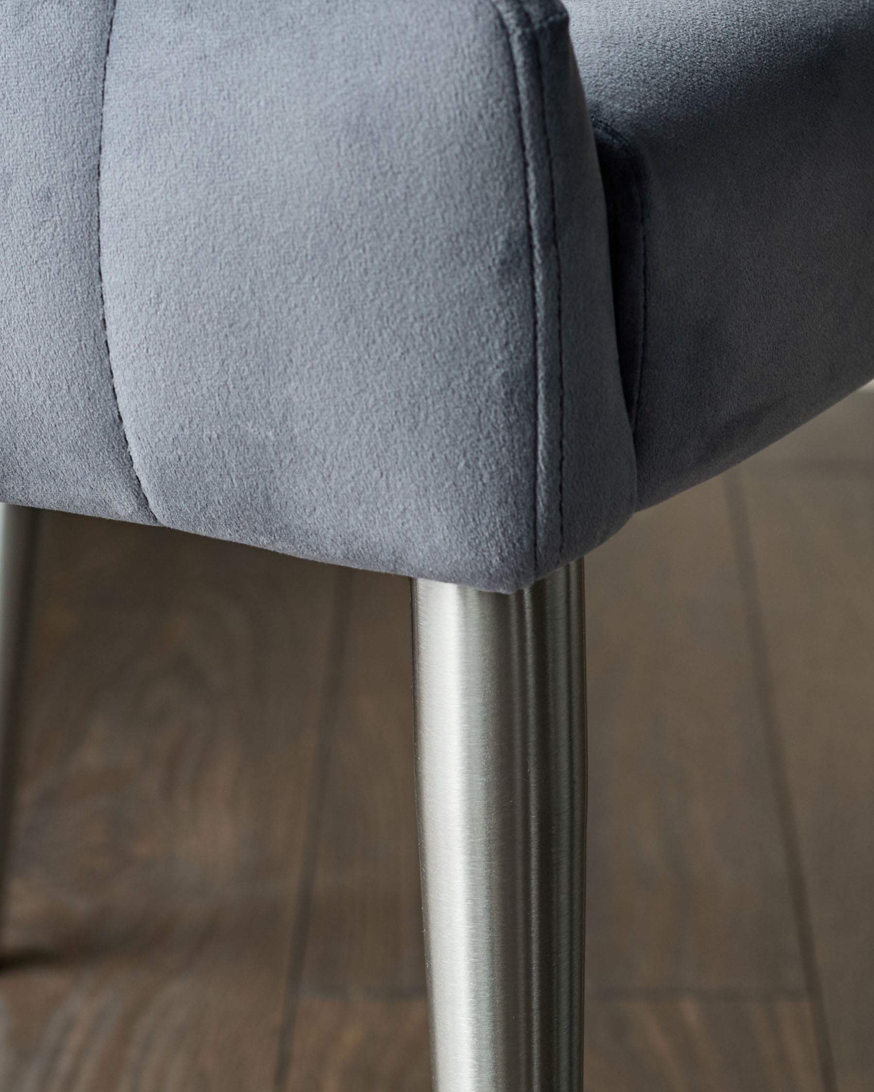 Chaise de salle à manger Juliana en velours gris foncé avec structure en acier inoxydable