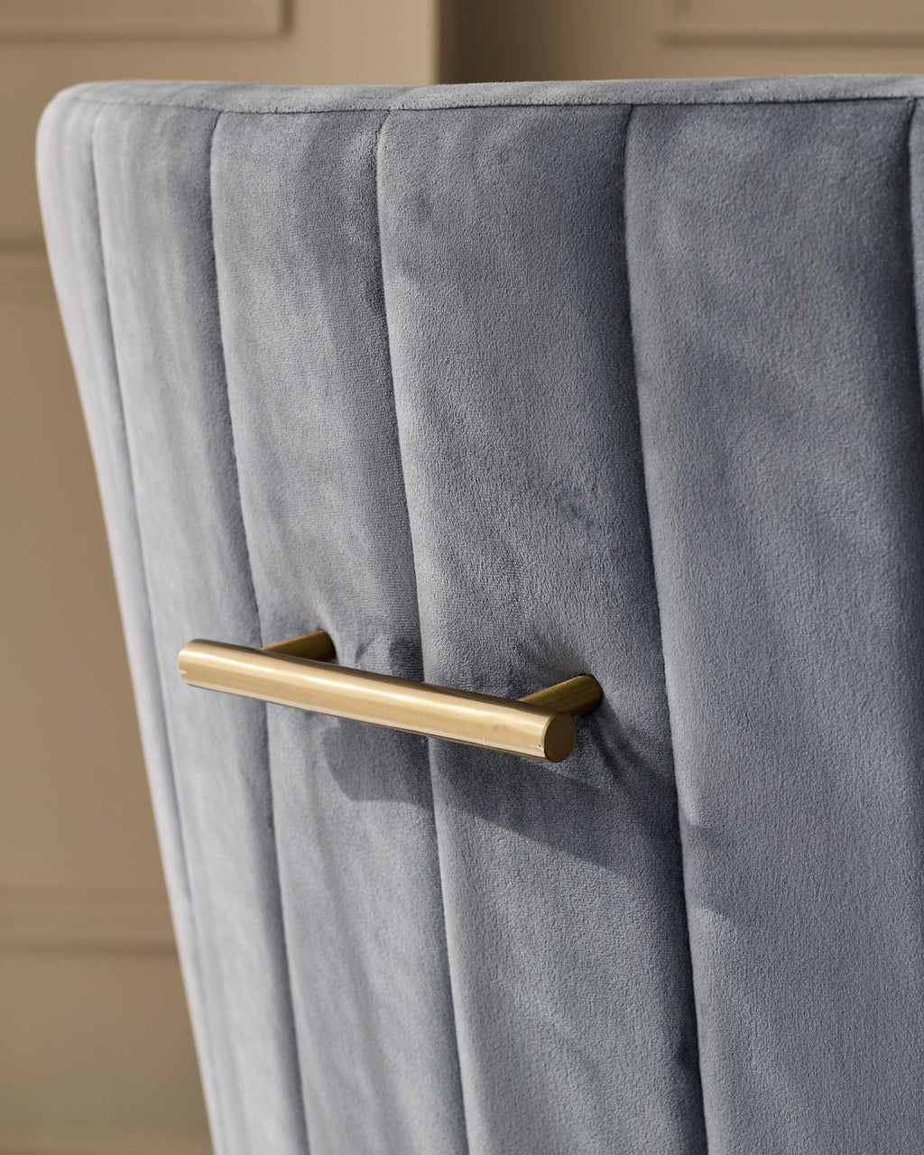 Chaise de salle à manger Juliana en velours gris foncé avec laiton brossé