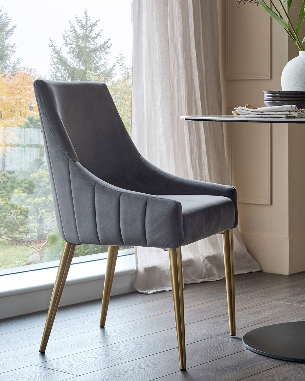 Chaise de salle à manger Juliana en velours gris foncé avec laiton brossé