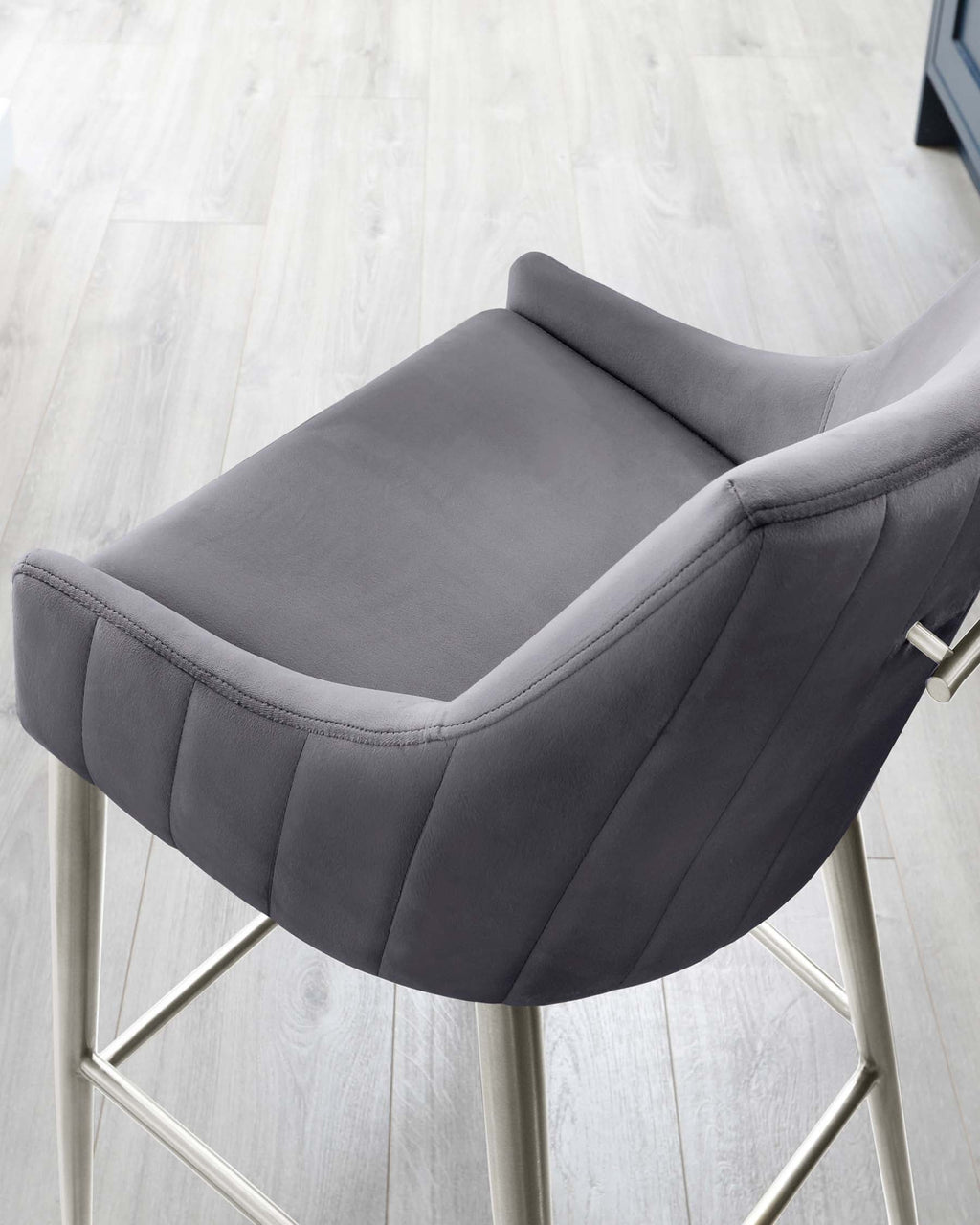 Tabouret de bar Juliana en velours gris foncé avec structure en acier inoxydable