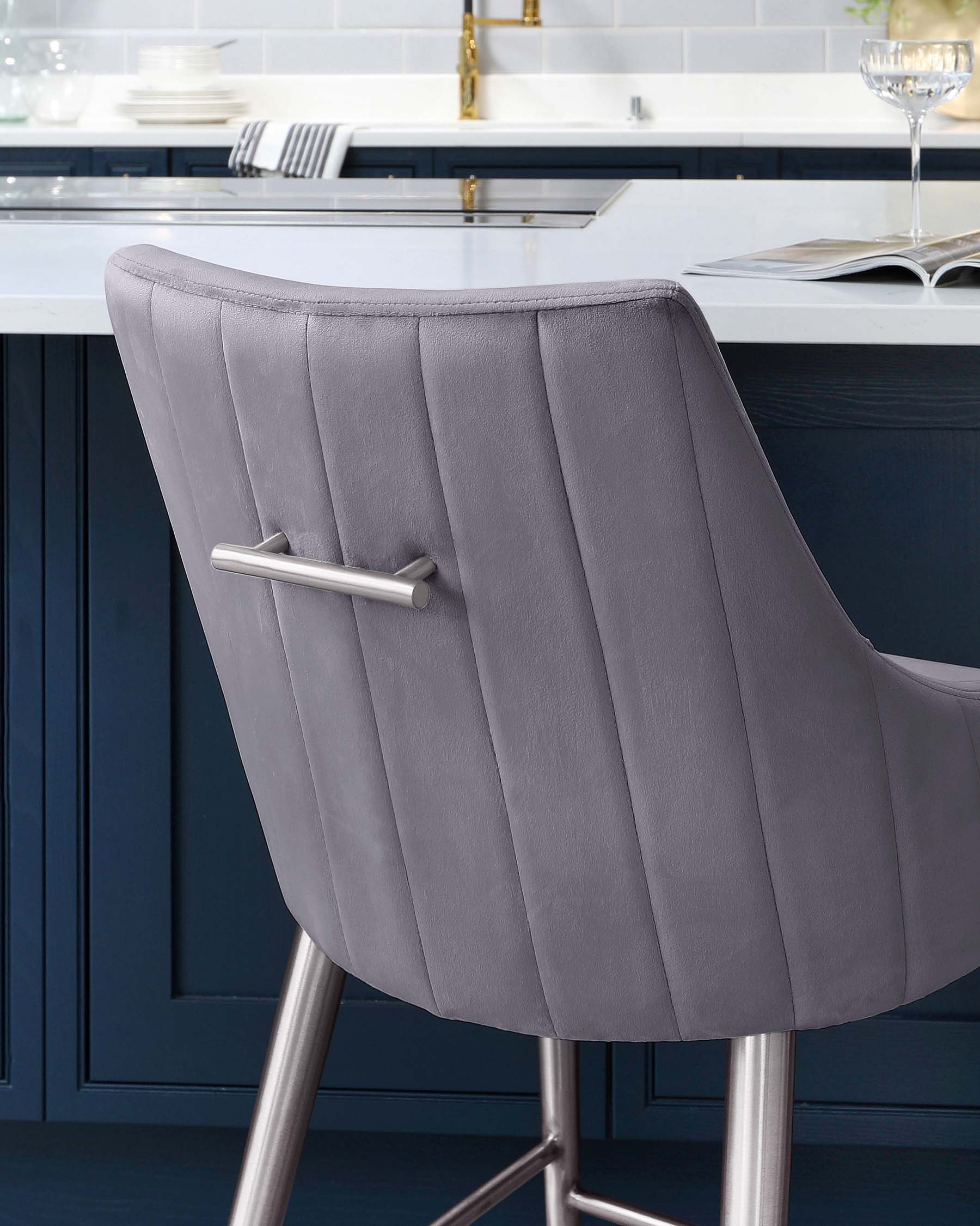 Tabouret de bar Juliana en velours gris foncé avec structure en acier inoxydable