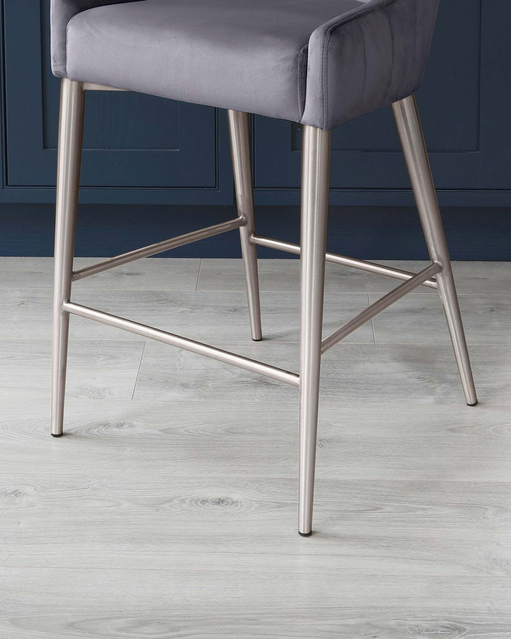 Tabouret de bar Juliana en velours gris foncé avec structure en acier inoxydable