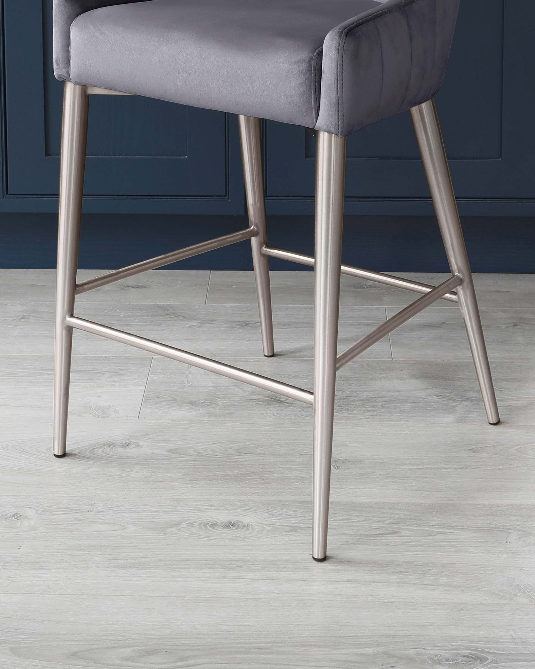 Tabouret de bar Juliana en velours gris foncé avec structure en acier inoxydable
