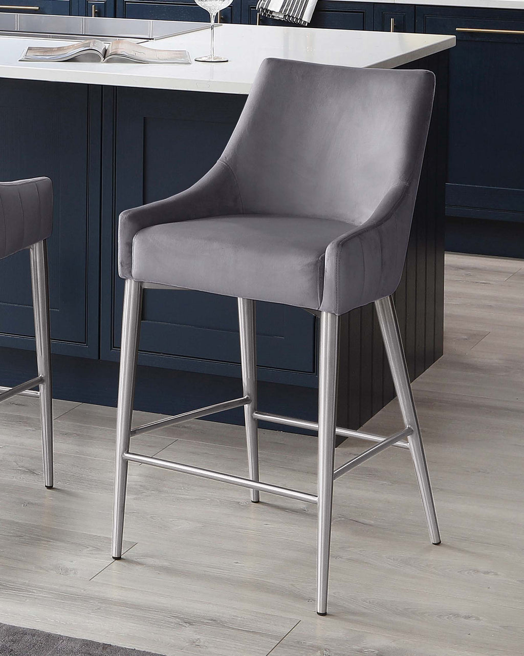 Tabouret de bar Juliana en velours gris foncé avec structure en acier inoxydable