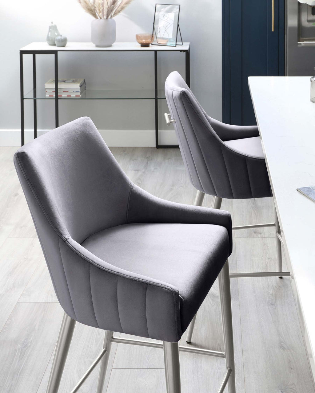 Tabouret de bar Juliana en velours gris foncé avec structure en acier inoxydable