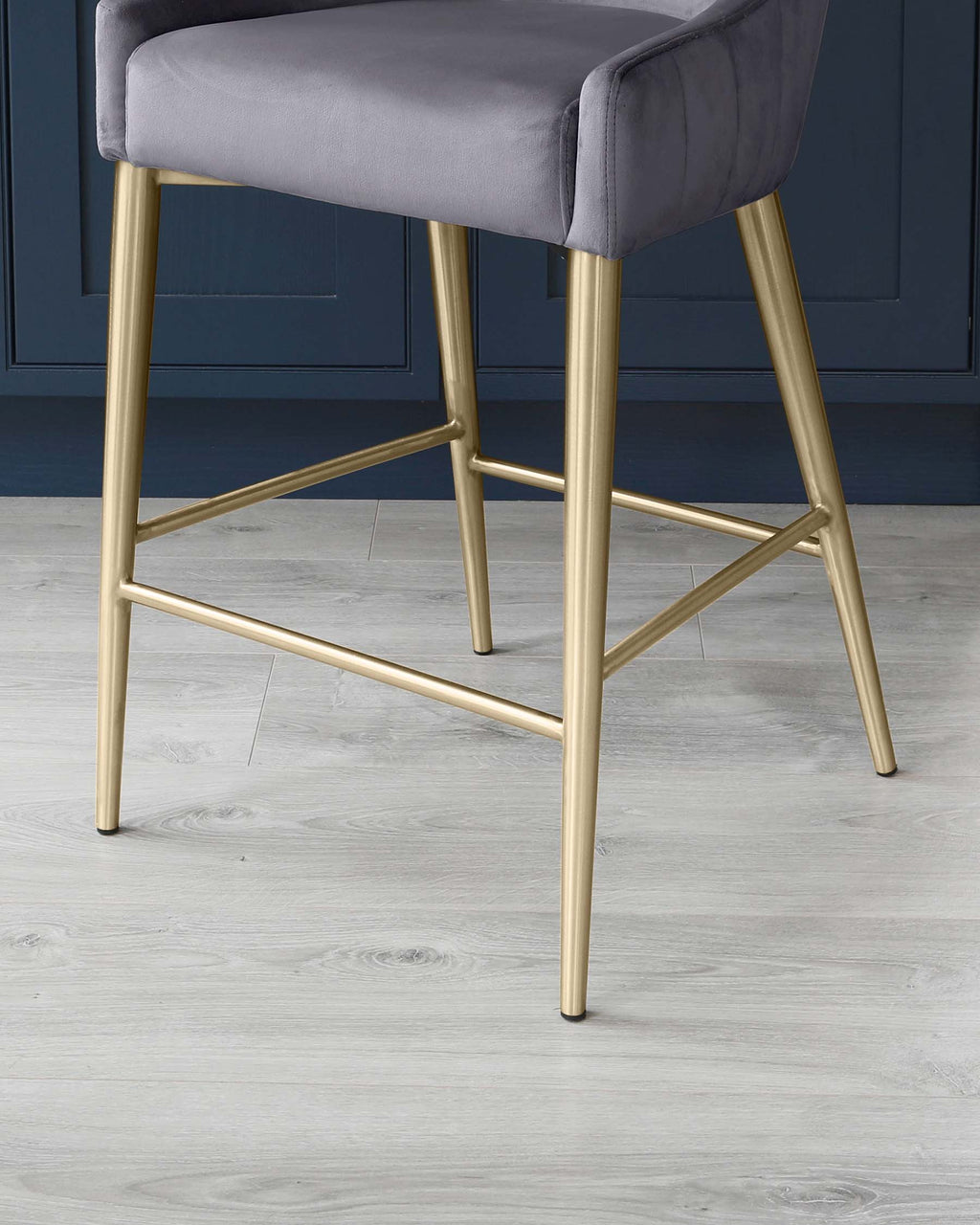 Tabouret de bar Juliana en velours gris foncé avec laiton brossé